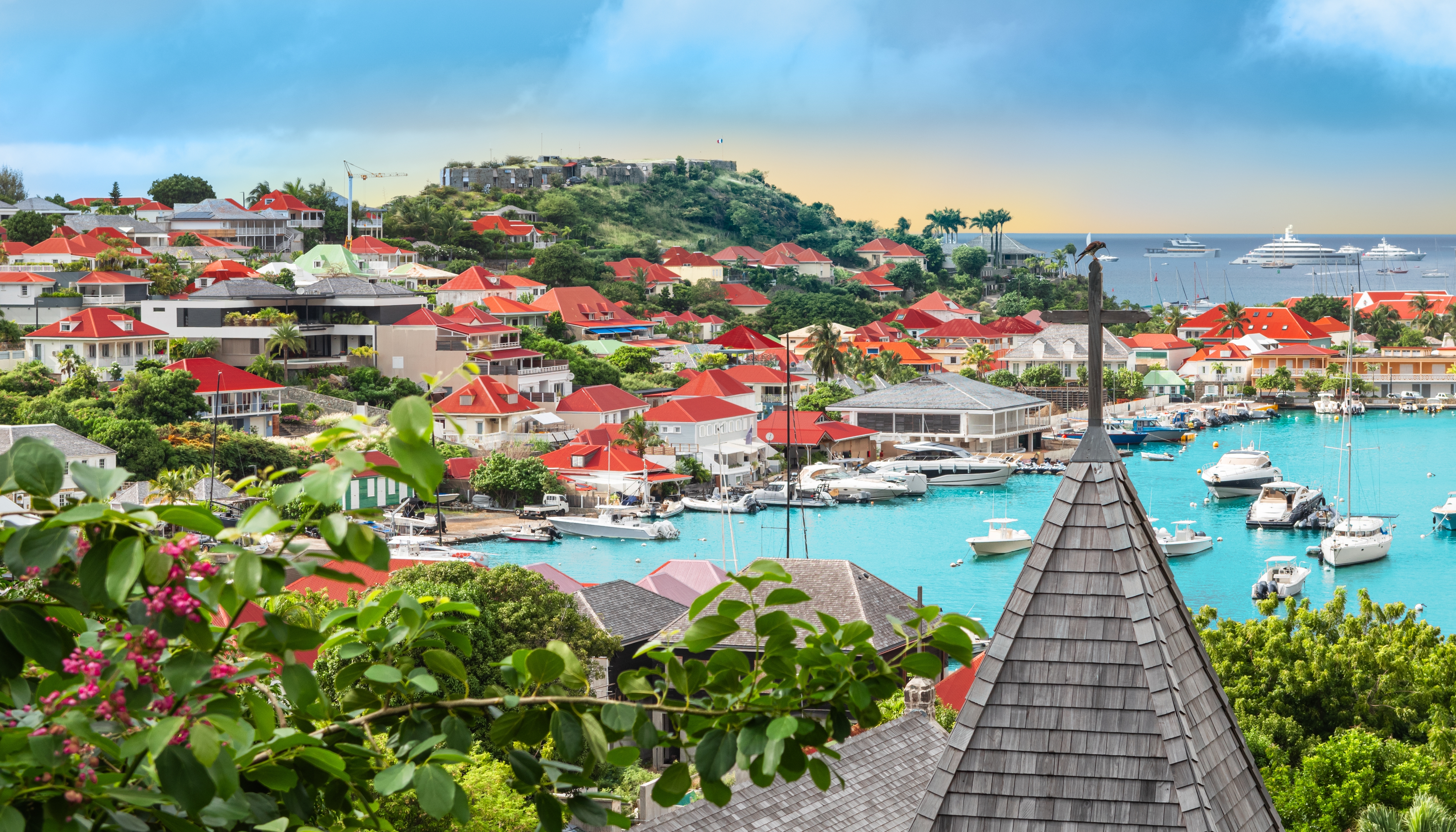 Smuk marina i Gustavia på St Barts med traditionelle caribiske huse og luksusyachter