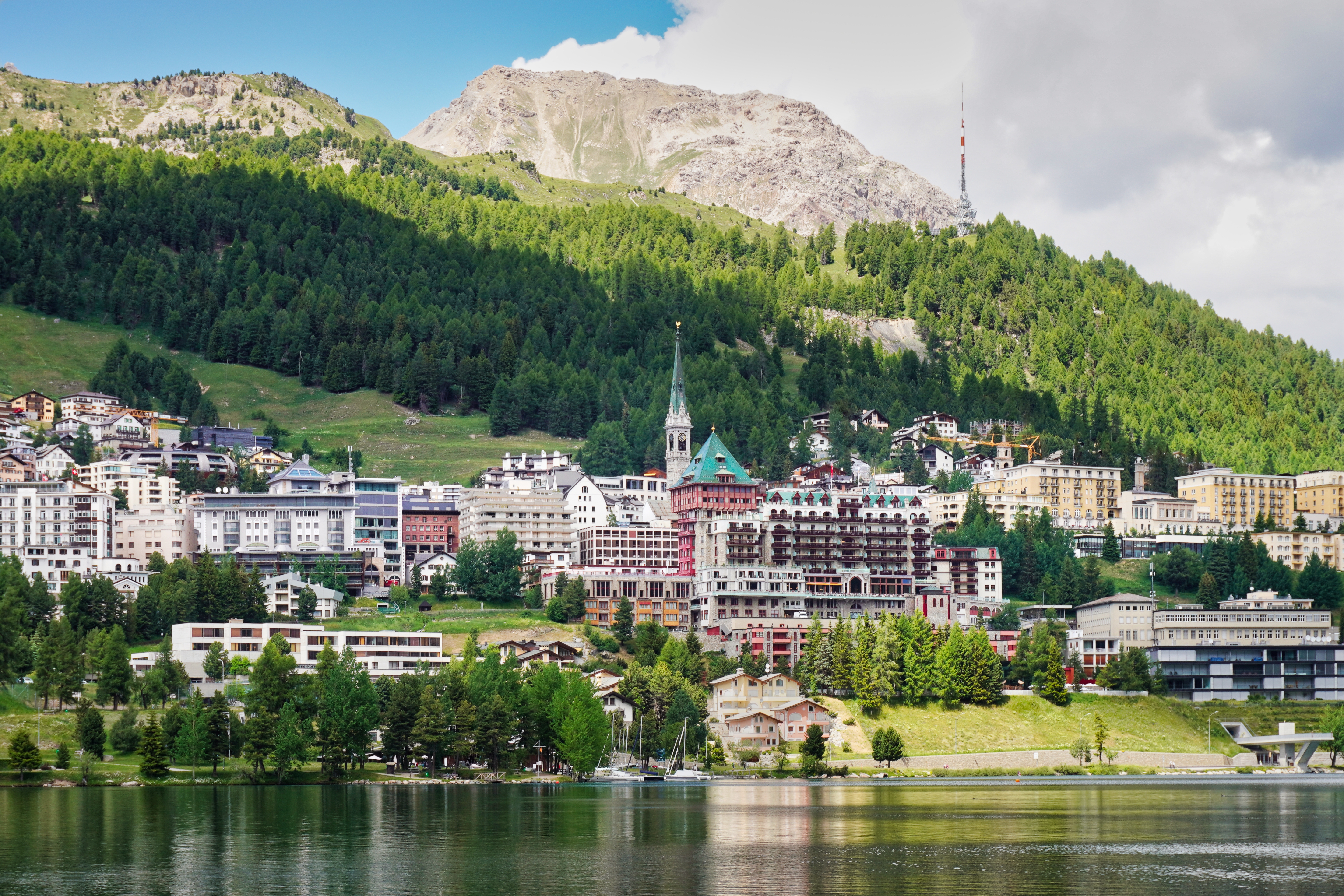 St. Moritz bjergby med elegante hoteller og alpepanorama i Schweiz