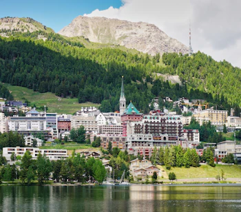 St. Moritz bjergby med elegante hoteller og alpepanorama i Schweiz