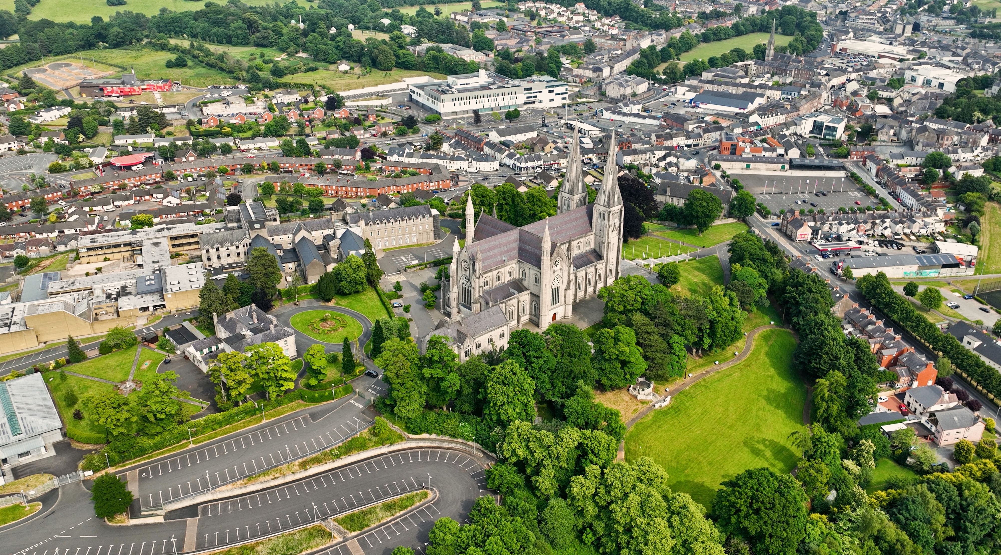 Dronefoto af St. Patrick's Katedral i det historiske Armagh omgivet af frodig grøn natur