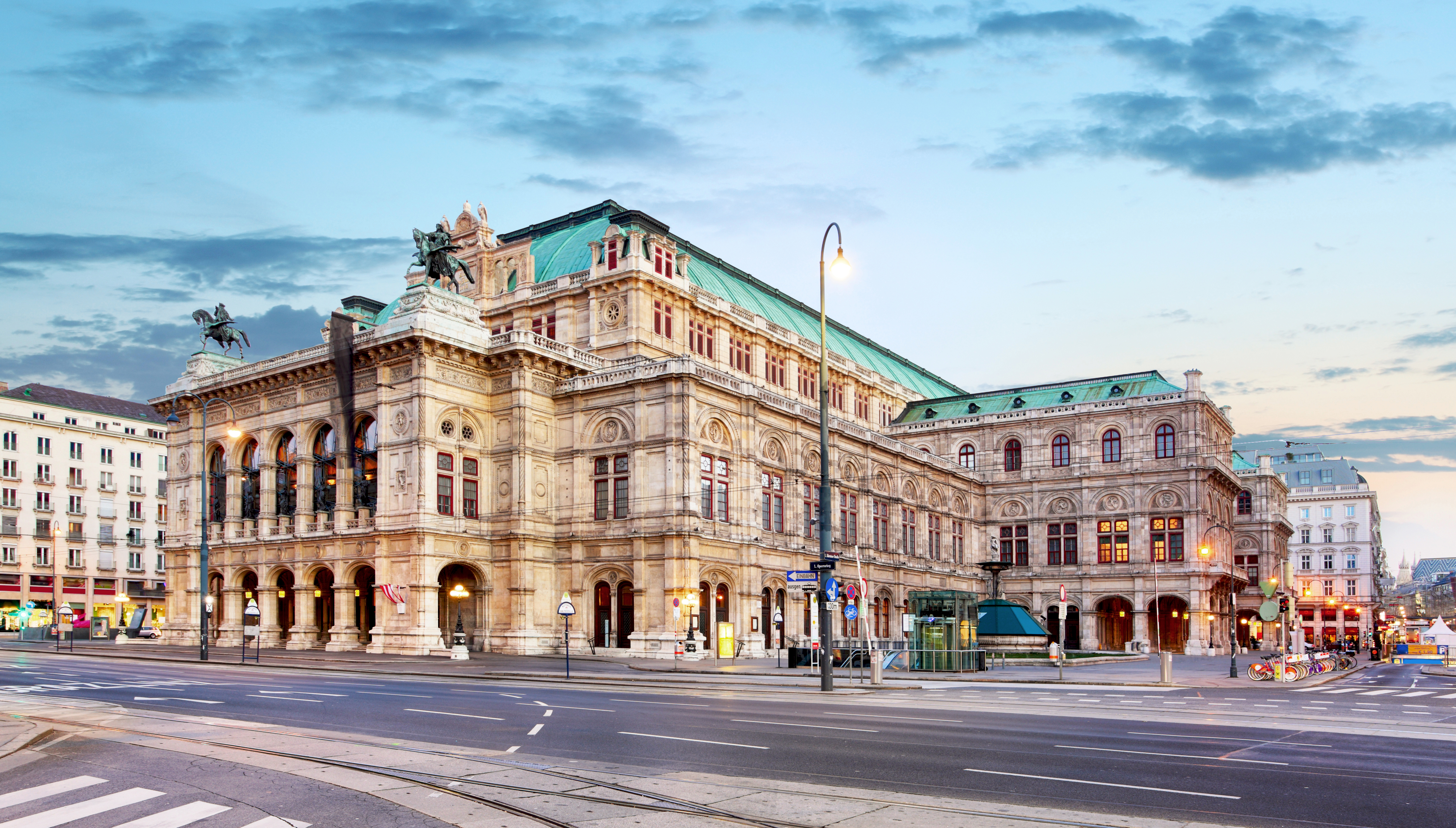 Statsoperaen i Wien - historisk kulturel bygning med grøn kuppel