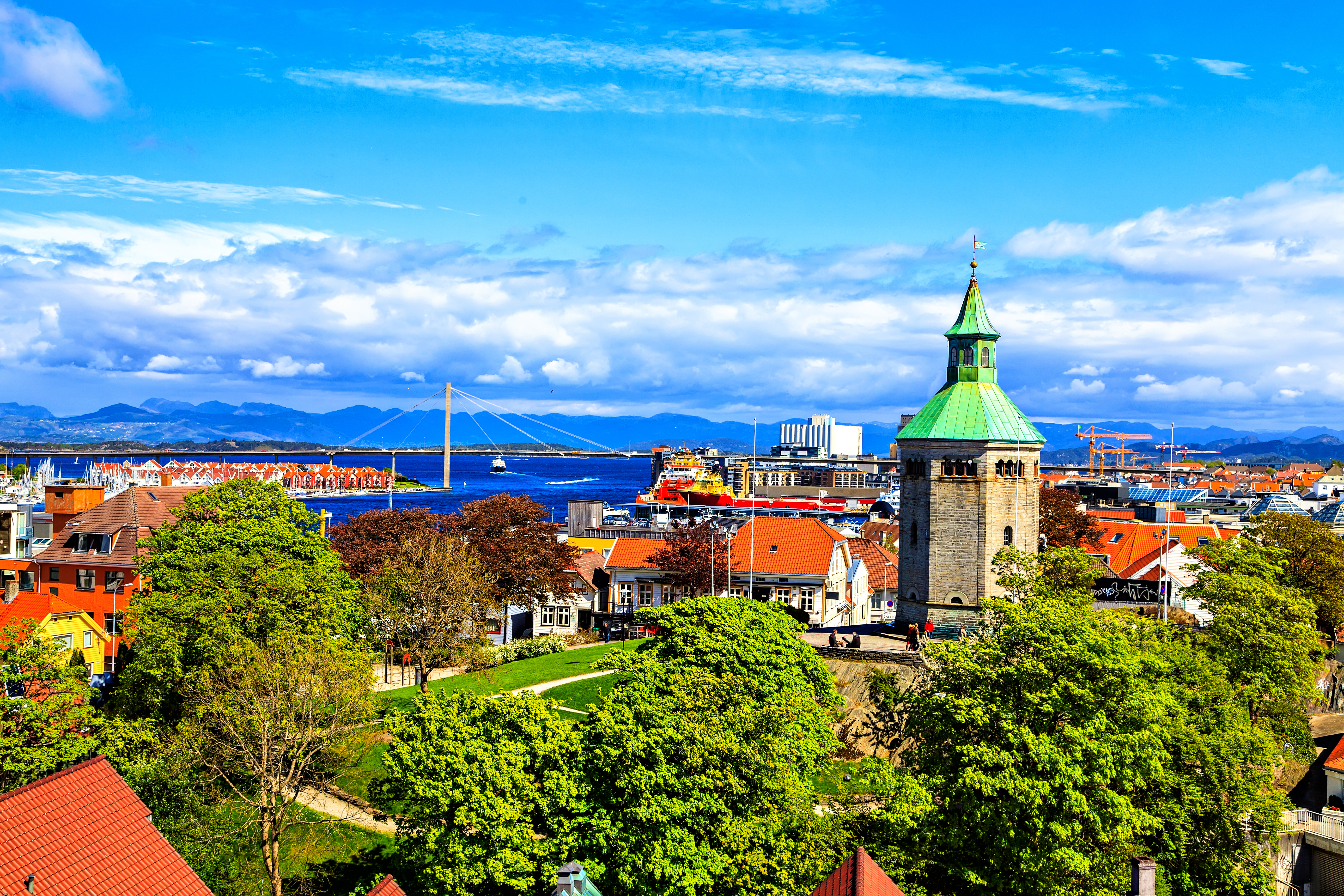 Smuk udsigt over Stavanger by med historisk kirke og havn i Norge