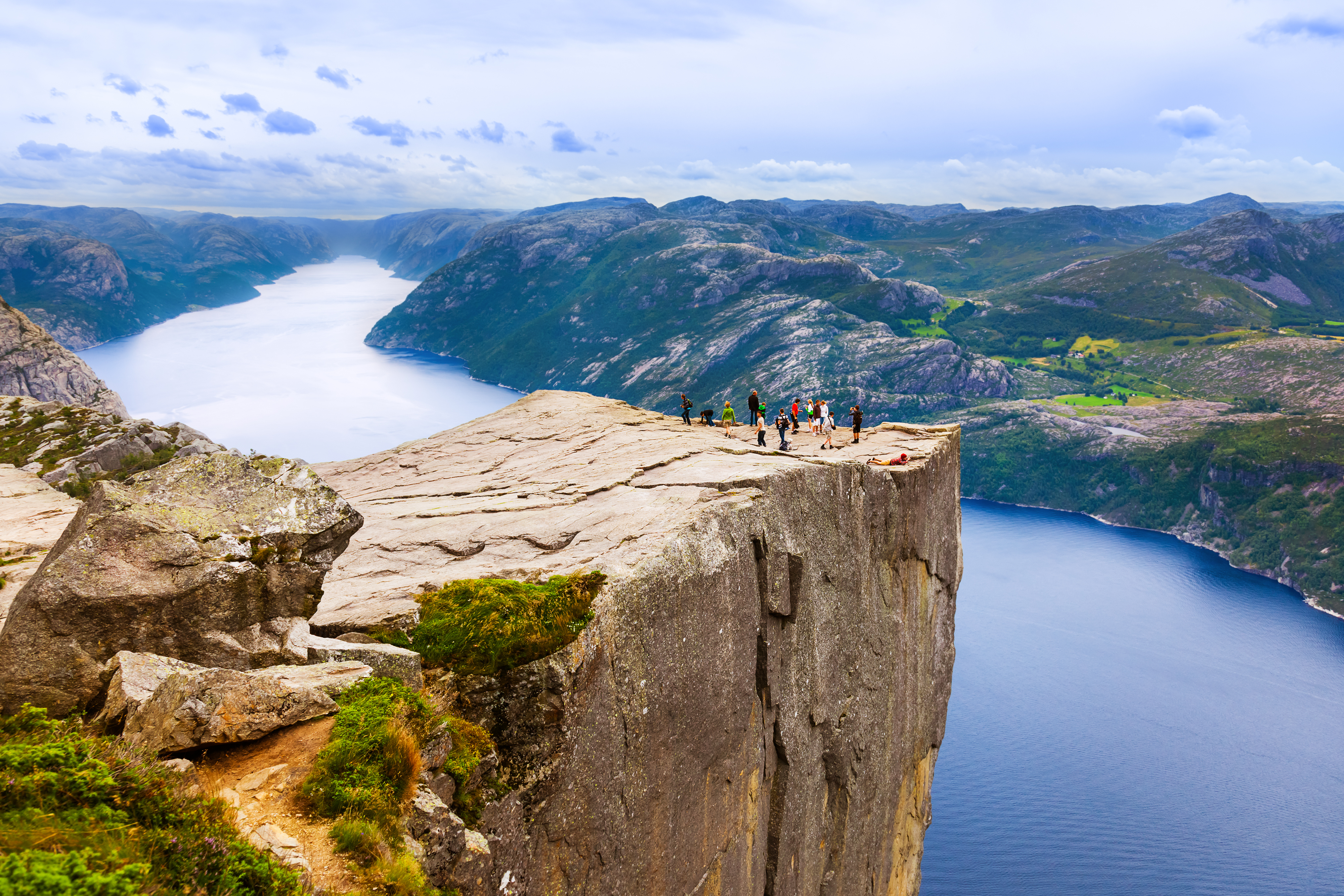 Turister nyder den berømte udsigt fra Preikestolen klippen i Norge