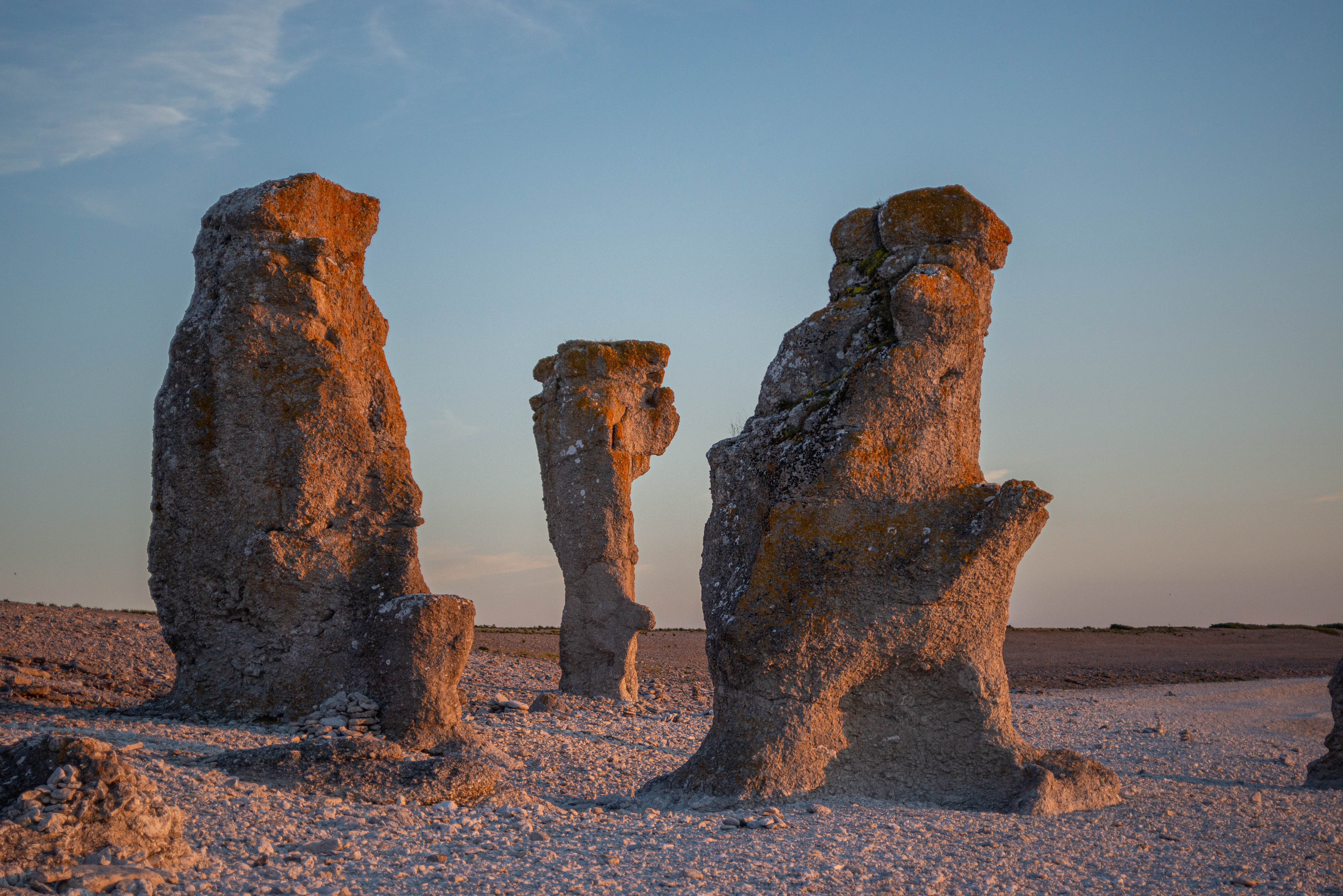 Spektakulære kalkstenssoejler på Gotlands stenalderstrand ved solnedgang