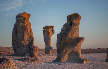Spektakulære kalkstenssoejler på Gotlands stenalderstrand ved solnedgang