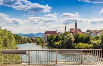 Historisk bykerne i Steyr Østrig set fra broen med Sankt Michael Kirken og de to floder Steyr og Enns i sommersolskin
