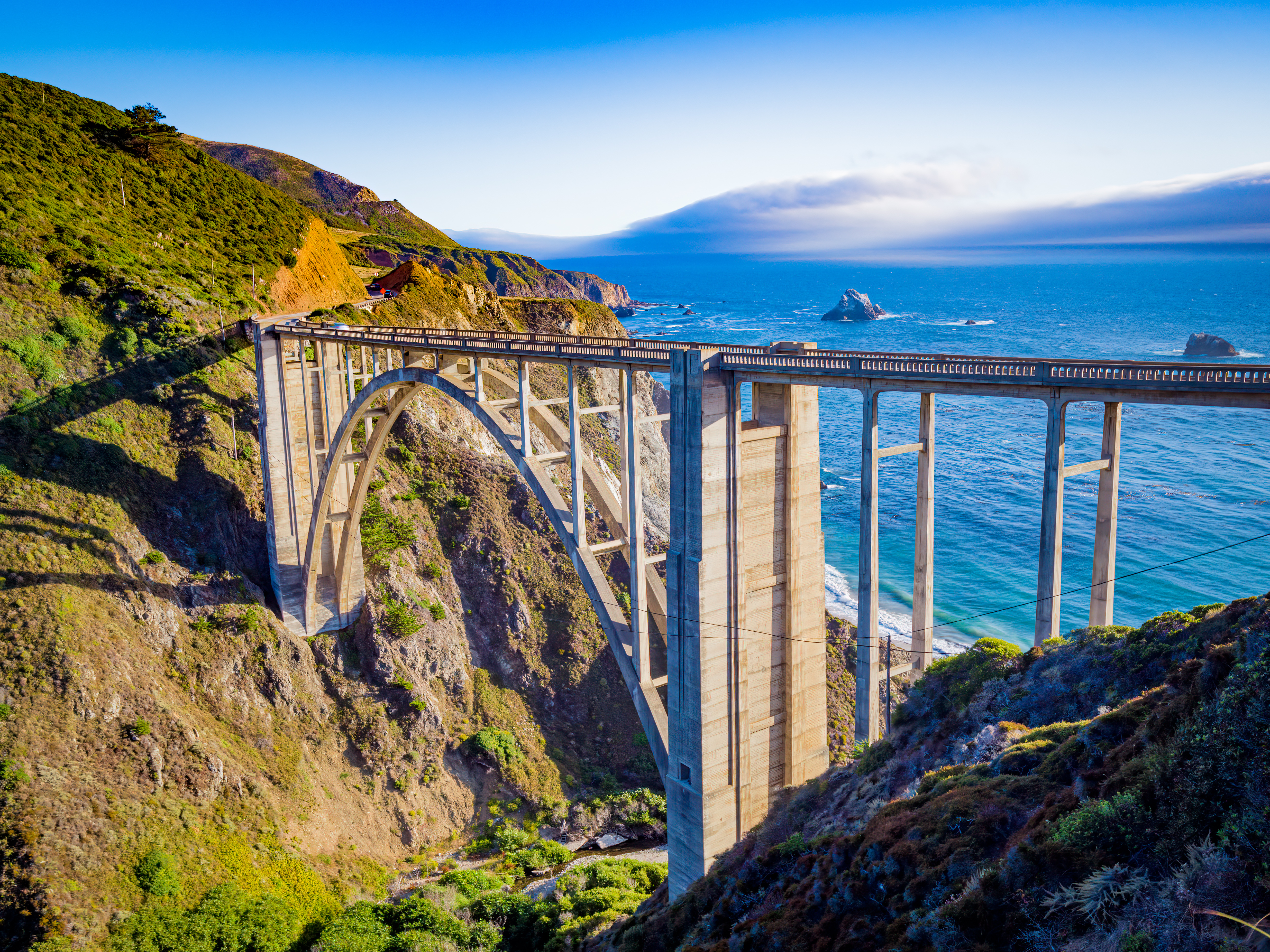 Spektakulær kystlinje ved Big Sur med historisk bro over Stillehavet i Californien