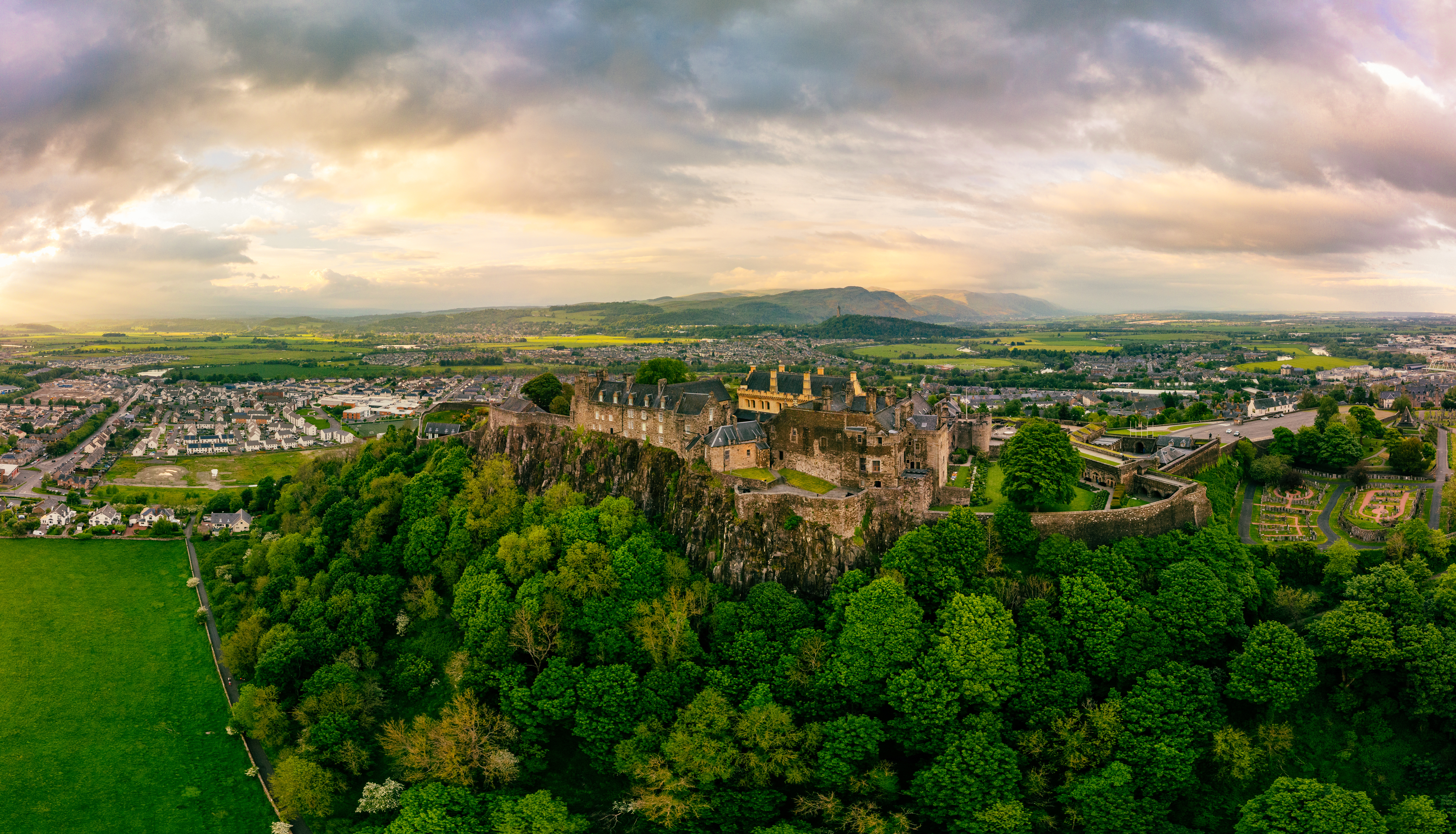 Historisk Stirling Castle fotograferet fra luften med dramatisk himmel og det skønne skotske landskab som baggrund