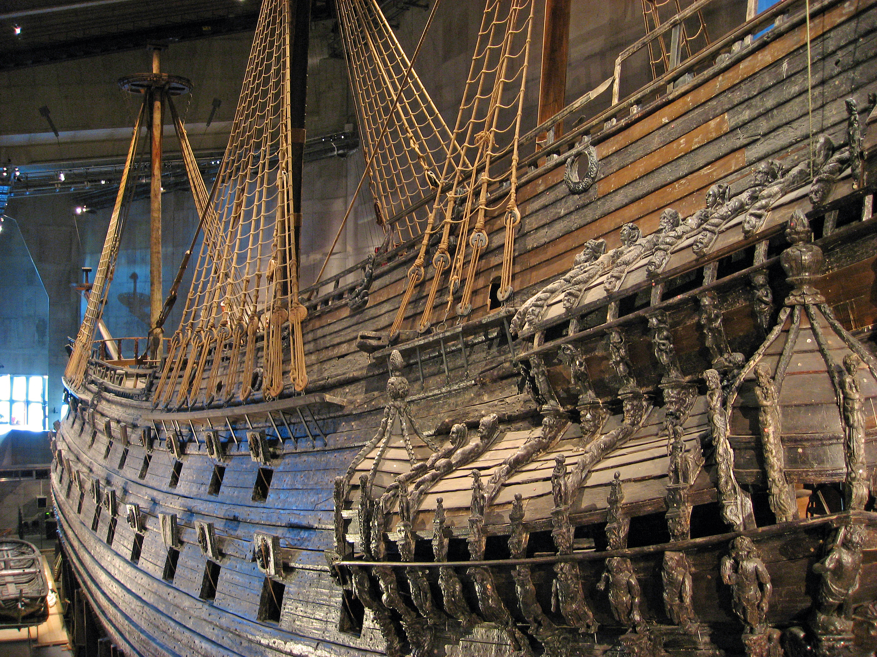 Antikt Vasa krigsskib udstillet på museum med original takkelage og kanoner i Stockholm