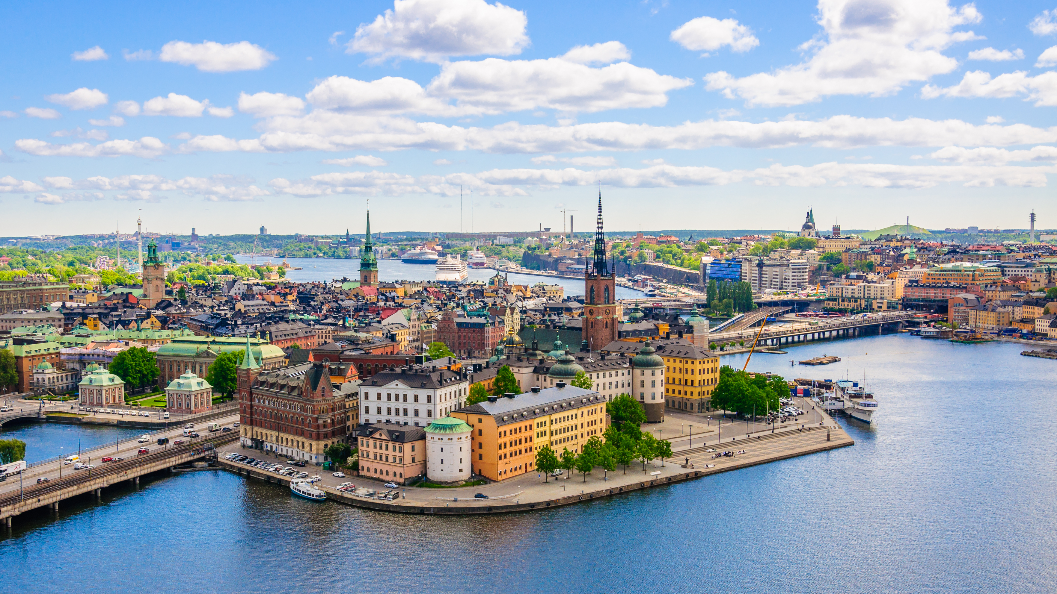 Smuk oversigt over Stockholms historiske centrum med traditionelle bygninger og havneområde