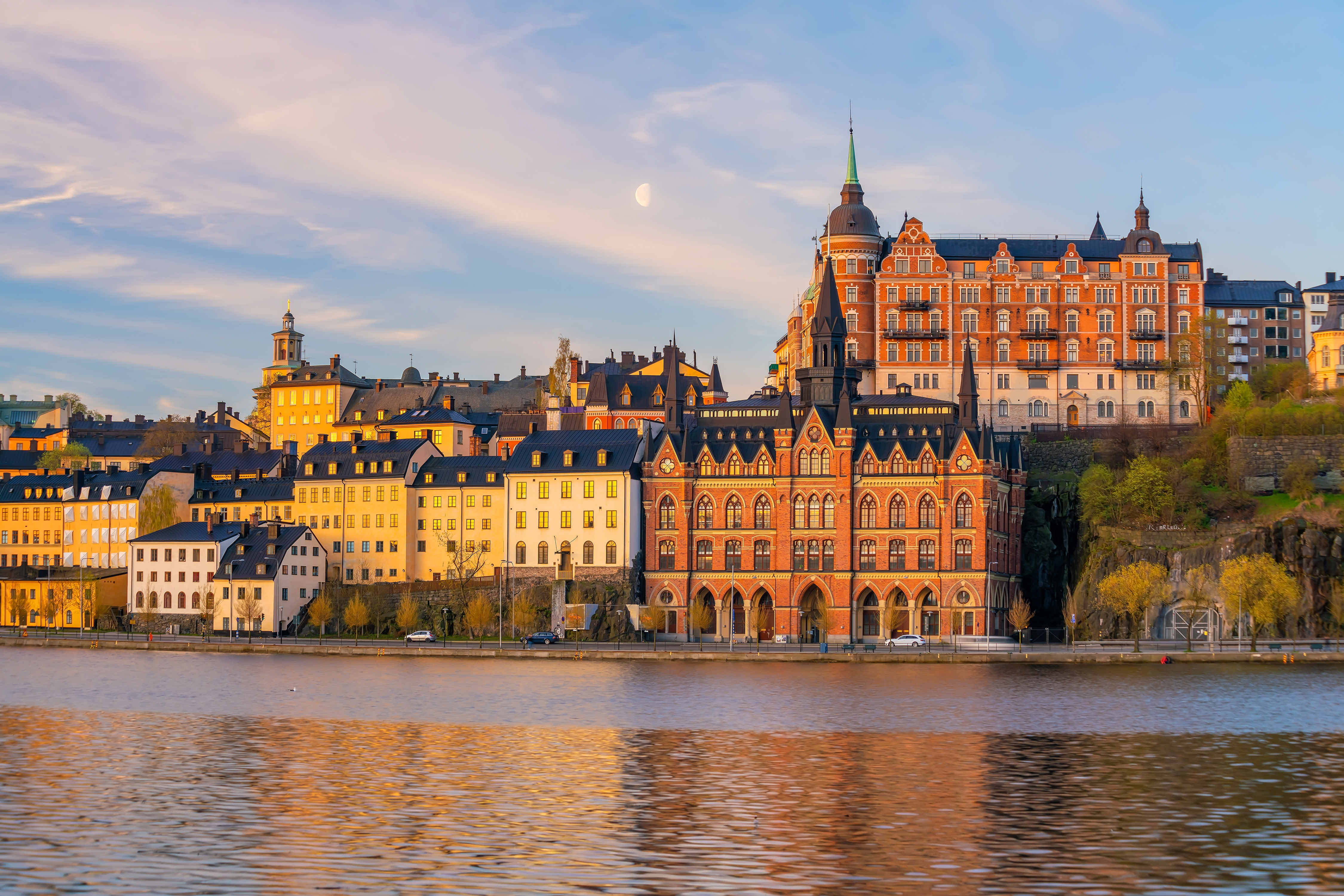 Charmerende aftenstemning over Stockholms historiske centrum med traditionel skandinavisk arkitektur og gyldent solnedgangslys