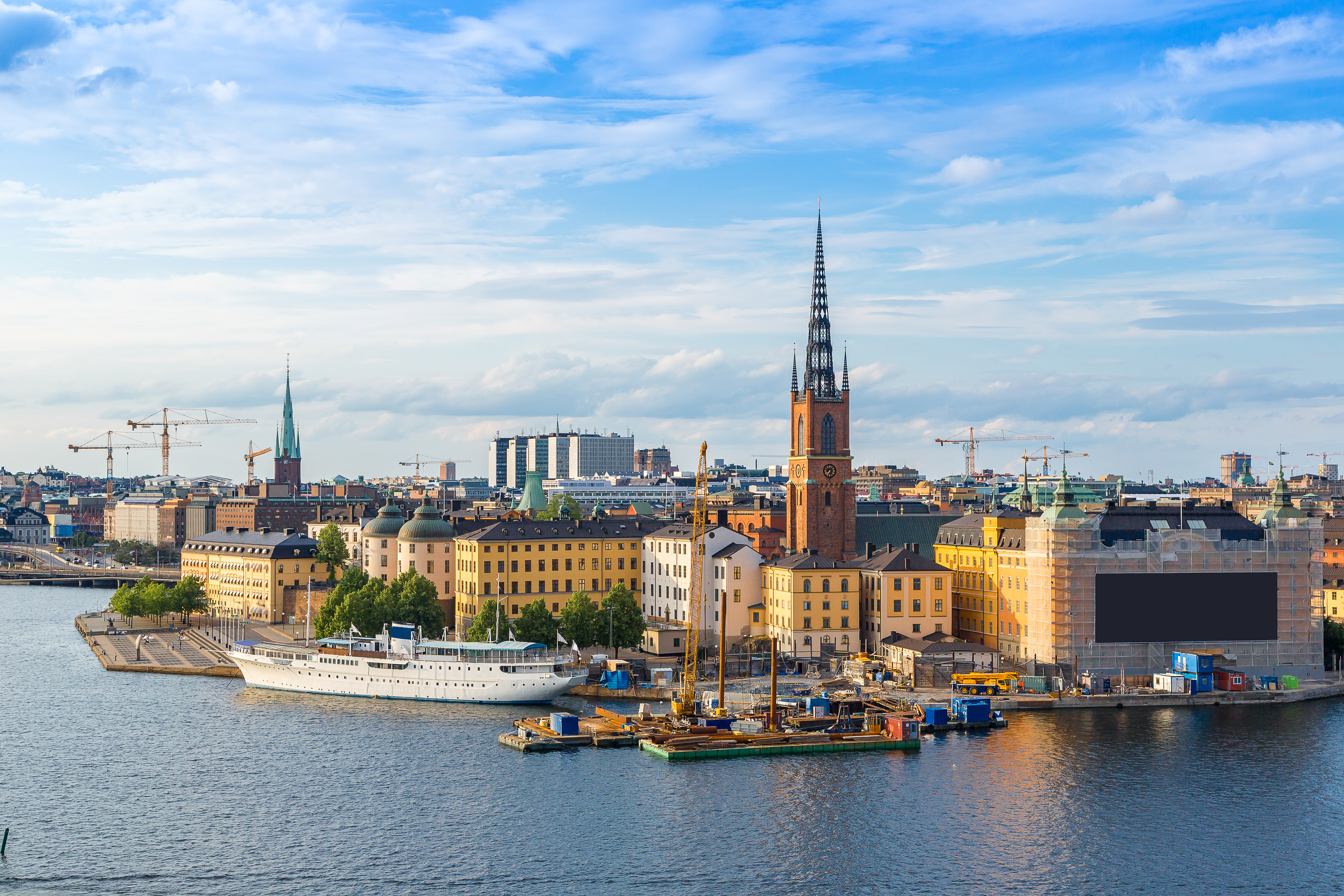 Stockholm byskyline med ikonisk Riddarholmen kirke og farverige bygninger ved vandet