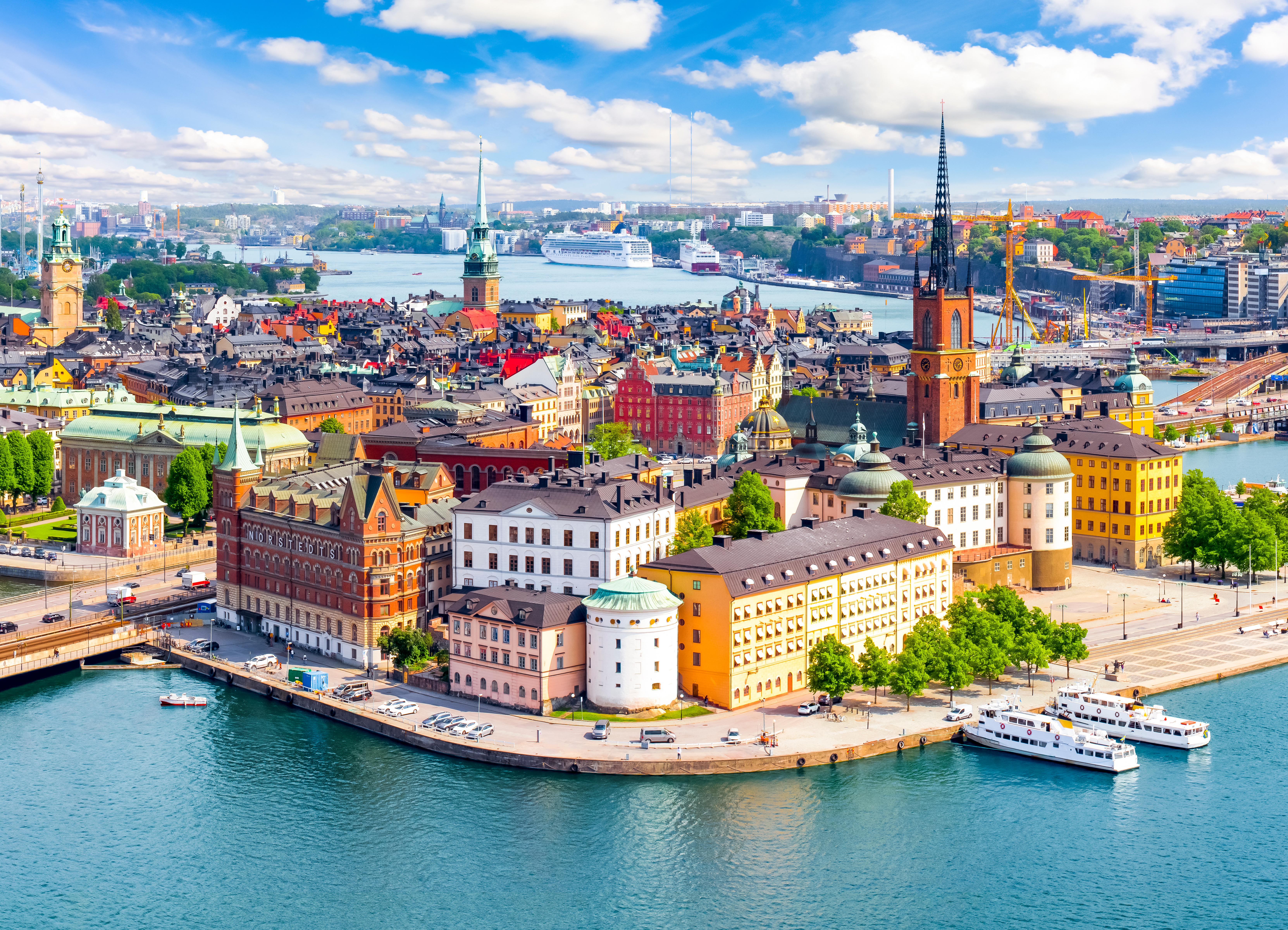 Flot luftudsigt over Stockholms Gamla Stan med historiske bygninger, kirkespir og vand rundt om den gamle bydel i Sverige