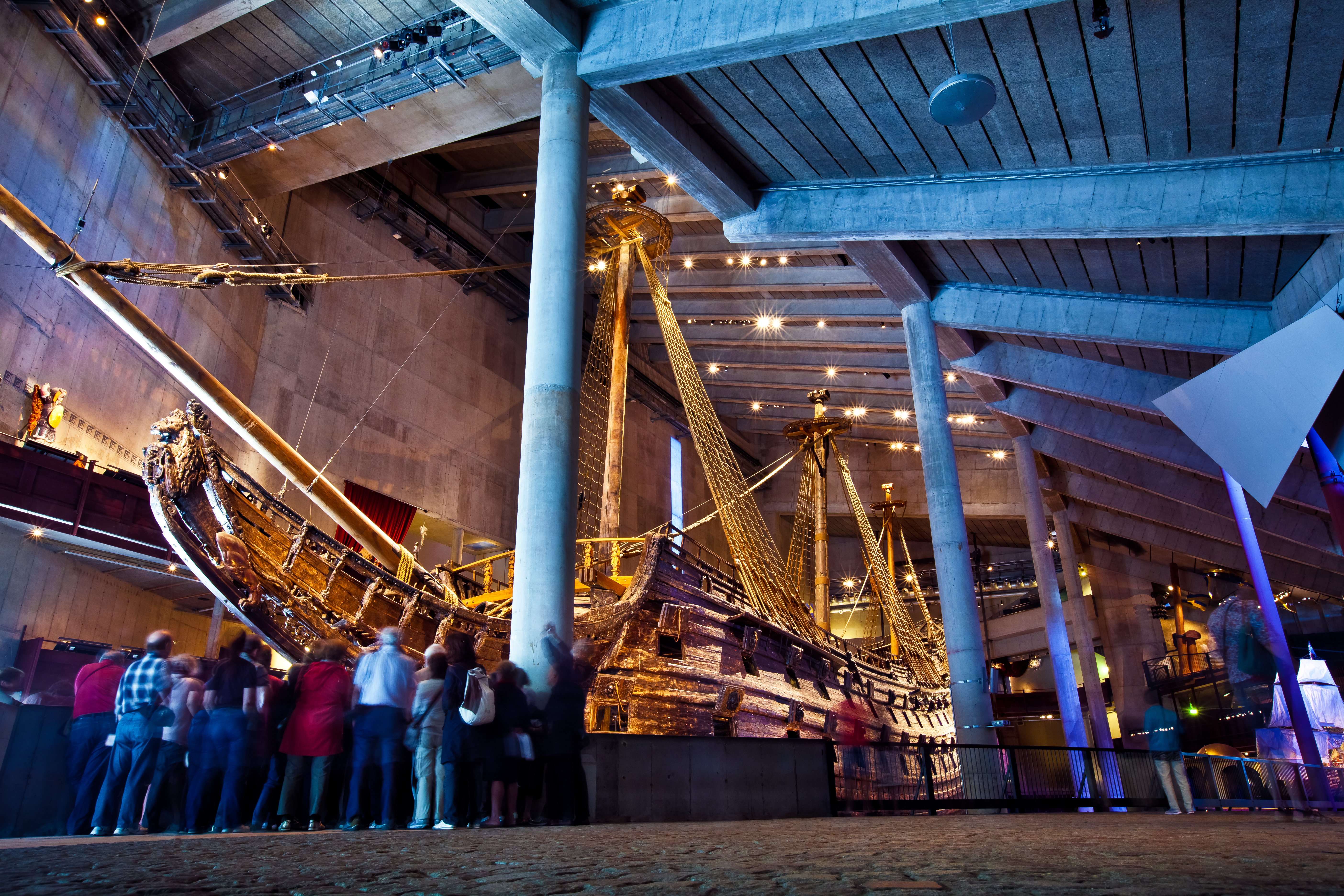 Vasa Museum Stockholm med det spektakulære bevarede kongelige krigsskib og mange besøgende