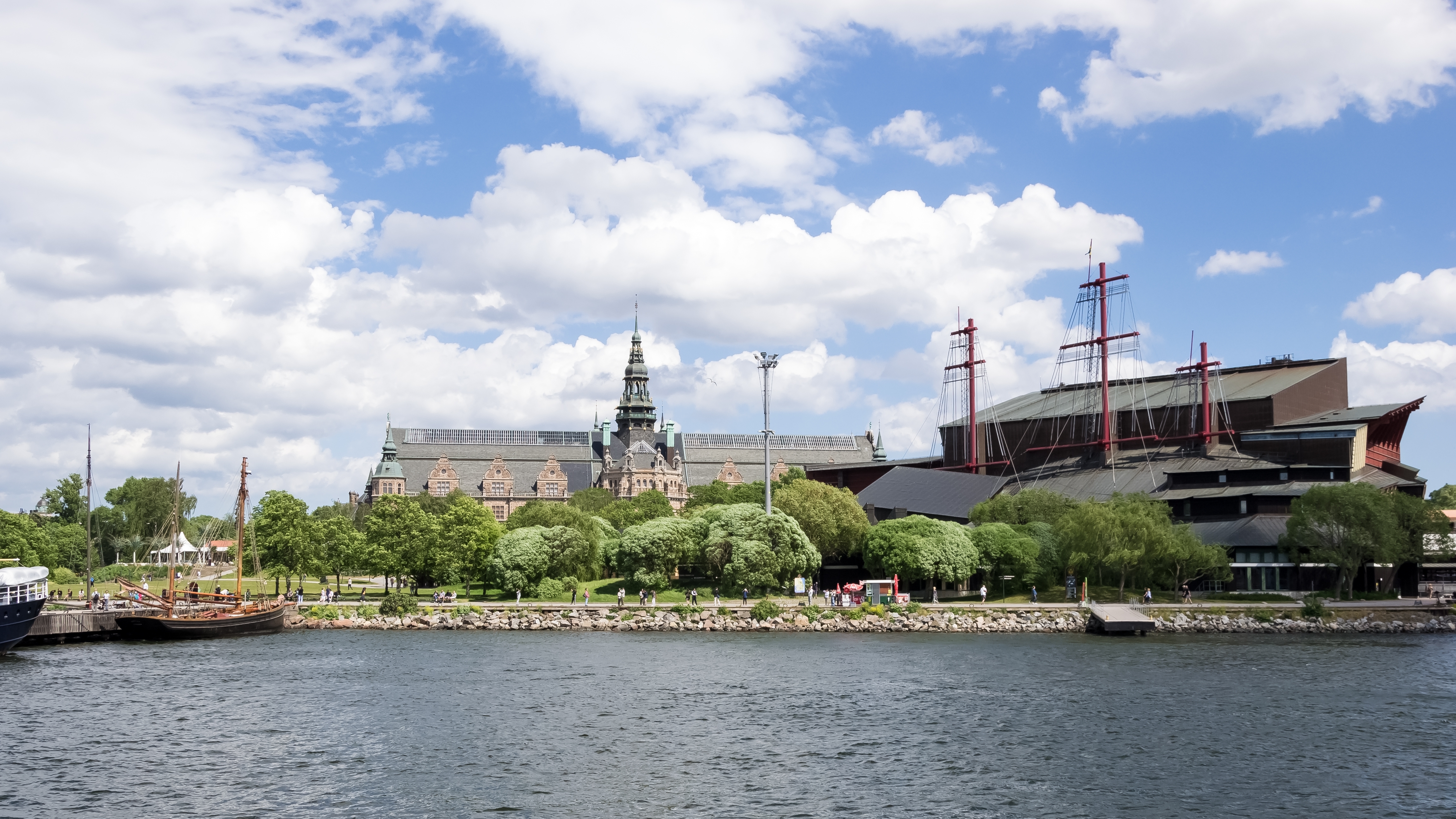 Stockholm vandkant med Vasa Museum og historiske træskibe Sverige