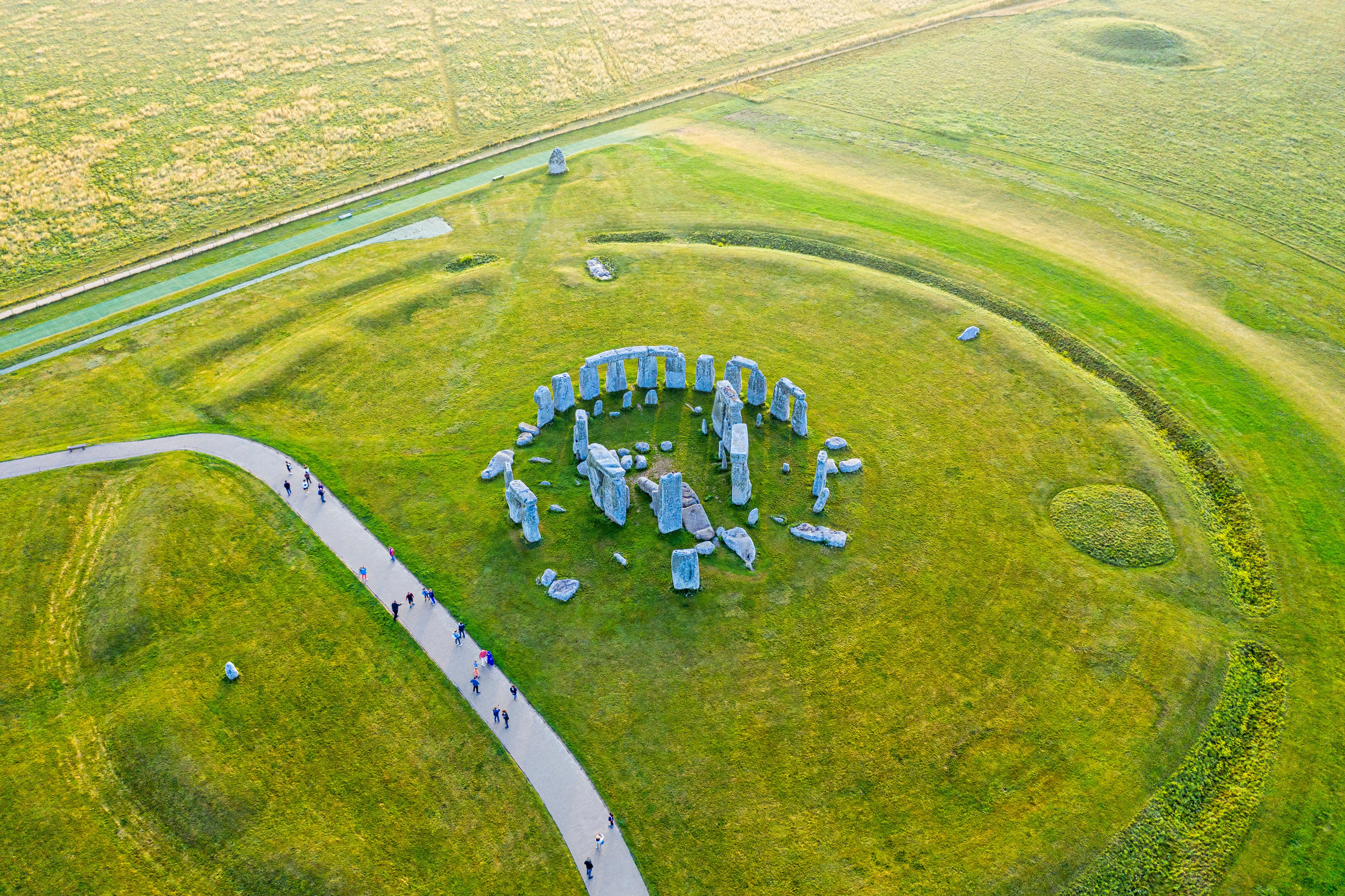 Stonehenge ved aftensol i Wiltshire England fotograferet med drone