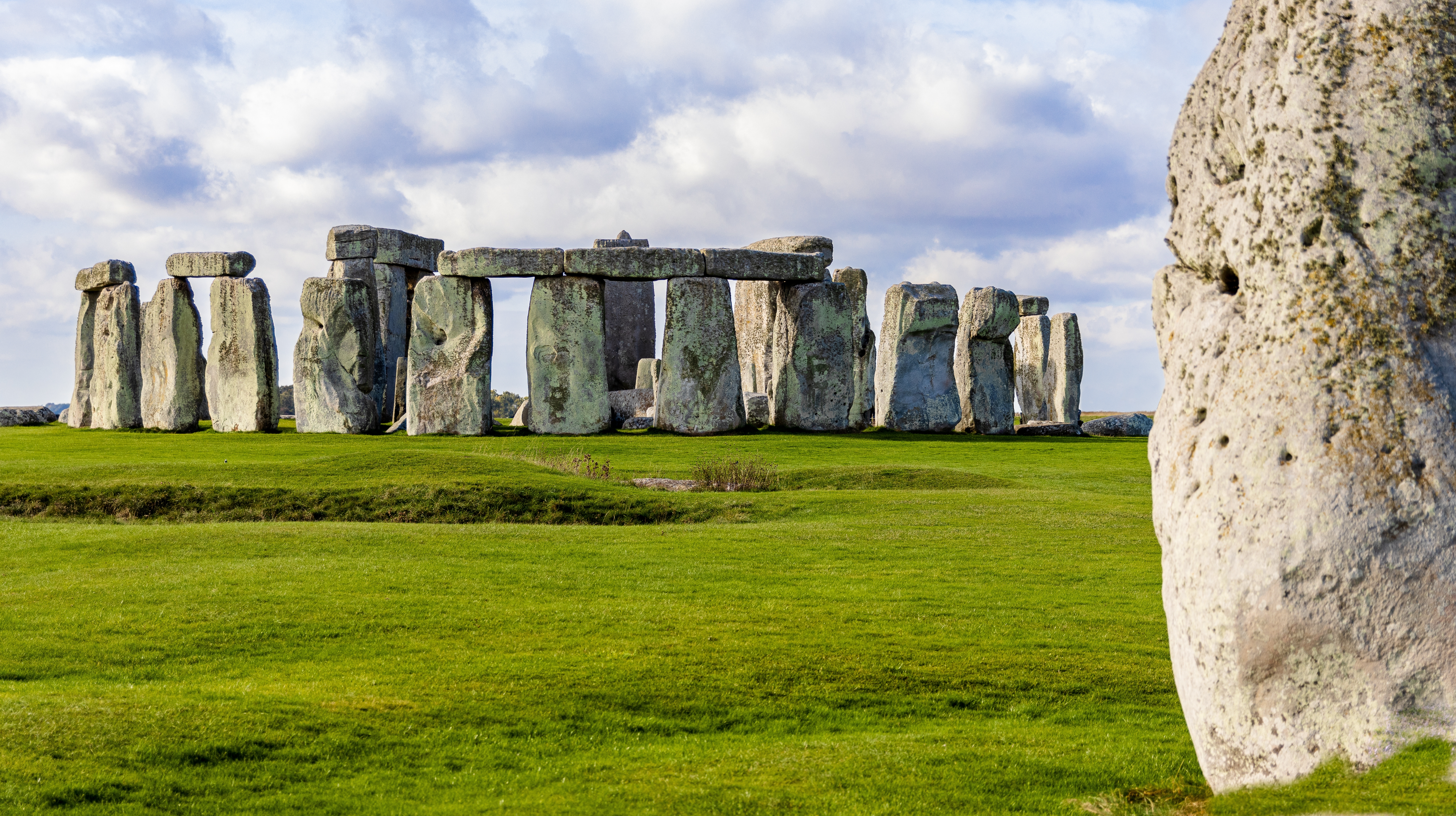 Detaljeret billede af Stonehenge, det berømte præhistoriske stenmonument i Wiltshire, England, fotograferet i klart morgenlys