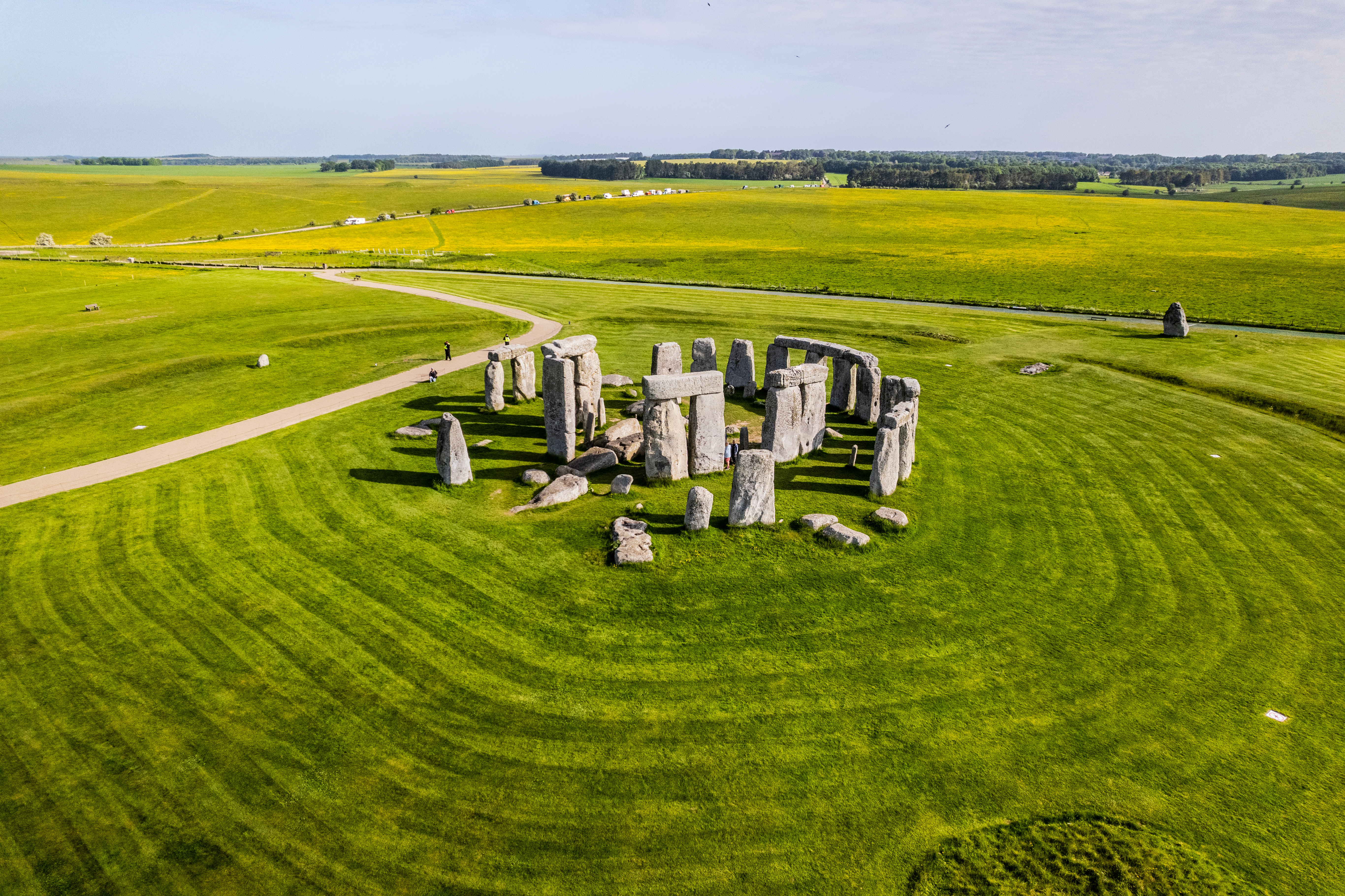 Luftfoto af det mystiske Stonehenge monument med grønne marker og blå himmel i Wiltshire, England
