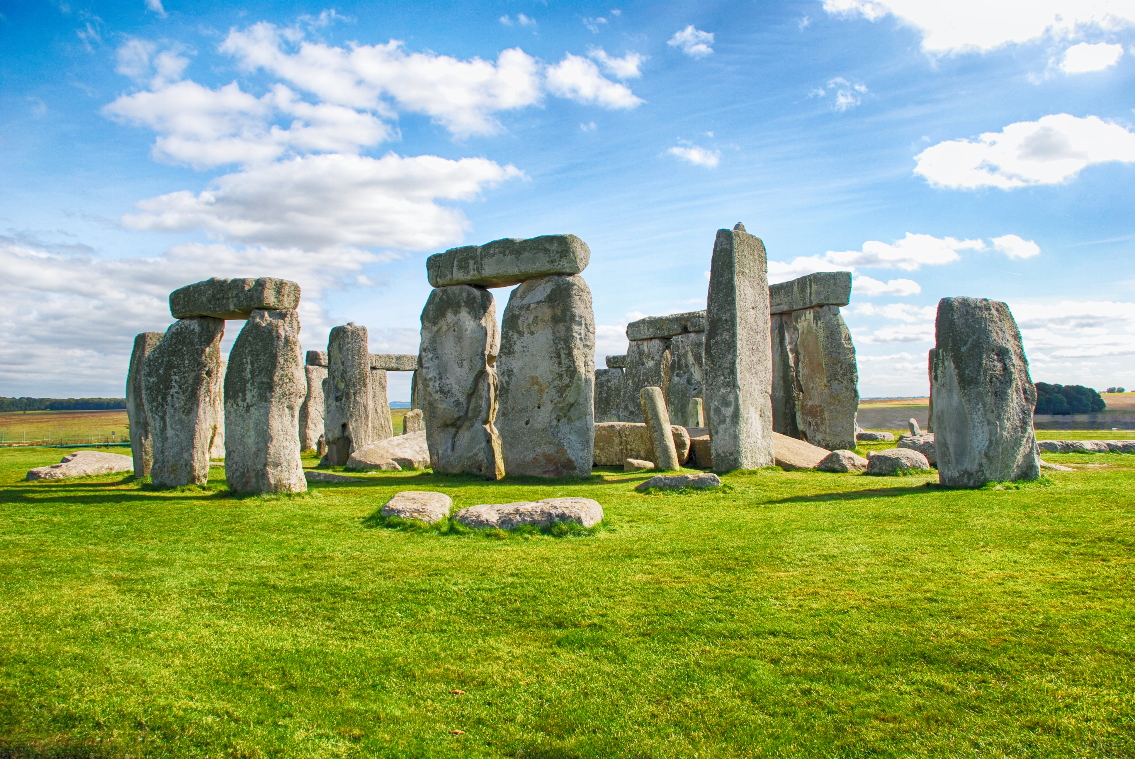 Stonehenge i Wiltshire, England - et mystisk oldtidsmonument fra forhistorisk tid og populært turistmål under klar himmel