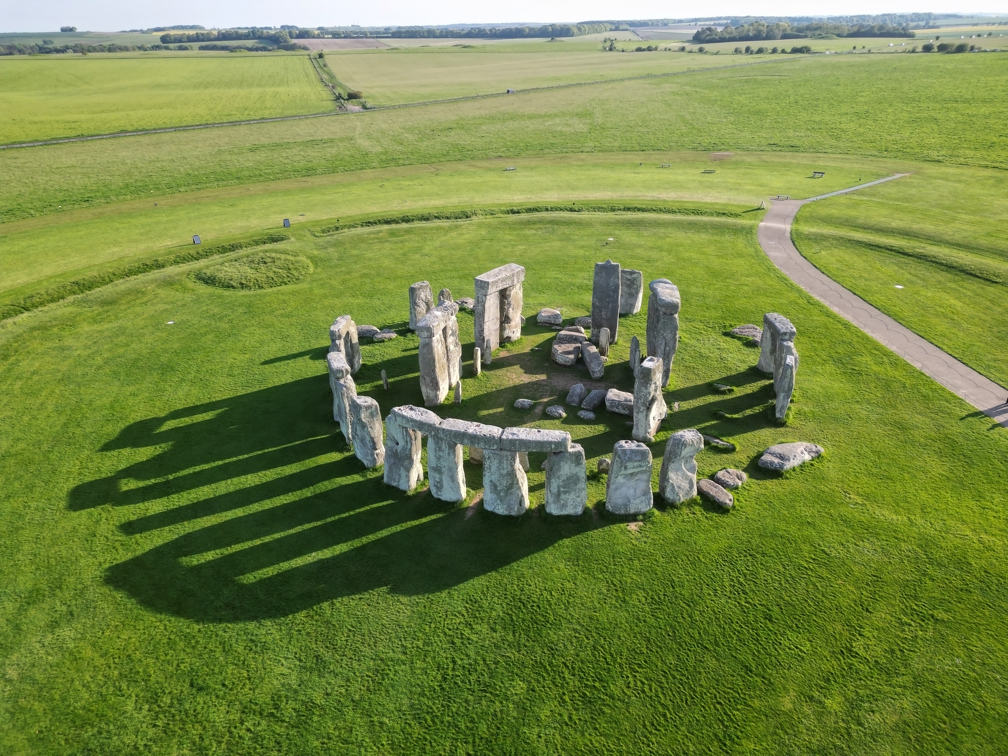 Aerial udsigt over Stonehenge stenkredsen fra 3000 f.Kr. beliggende i det grønne Wiltshire landskab i England
