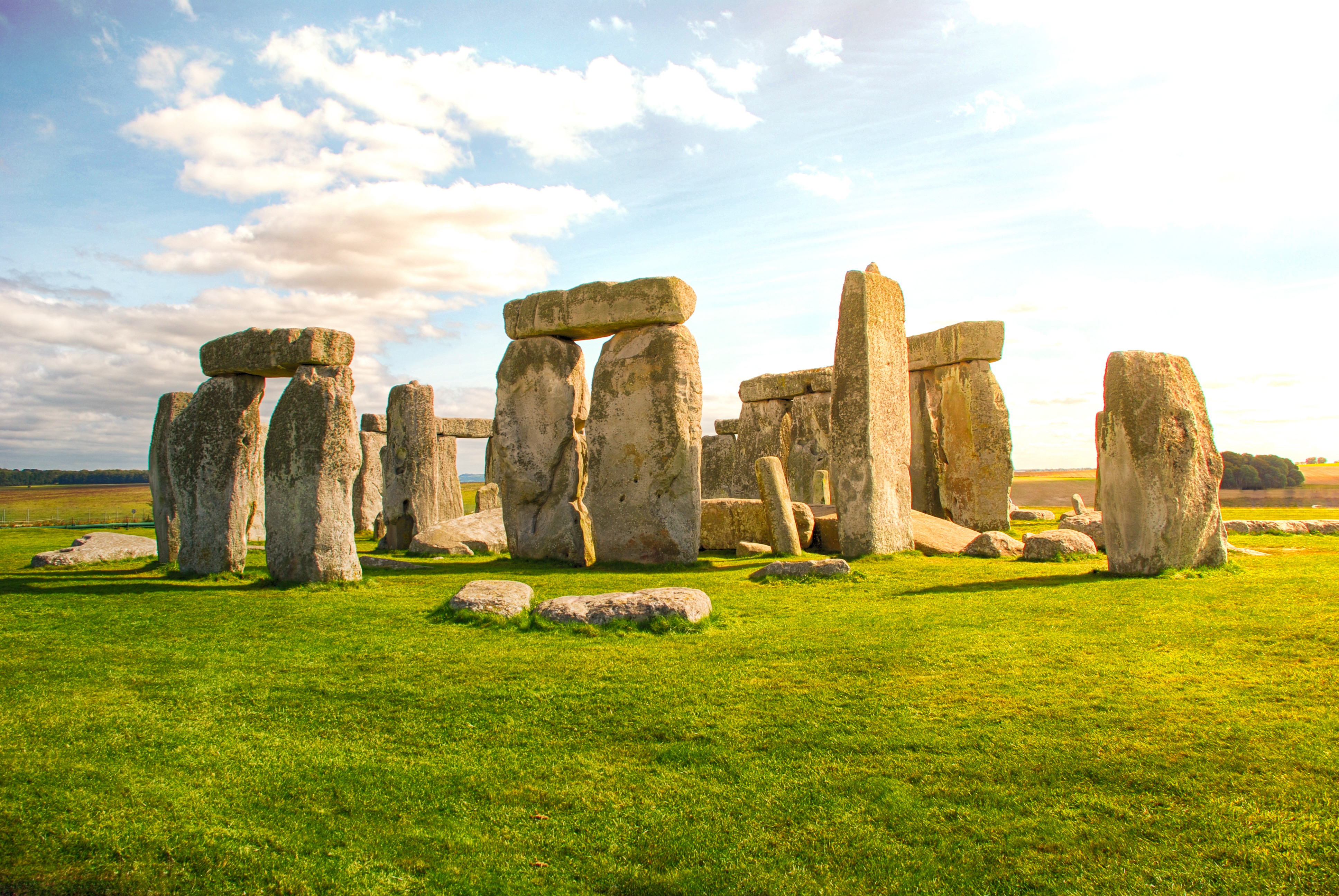 Det ikoniske Stonehenge i England oplyst af den gyldne aftensol - et imponerende megalitisk monument med over 5000 års historie