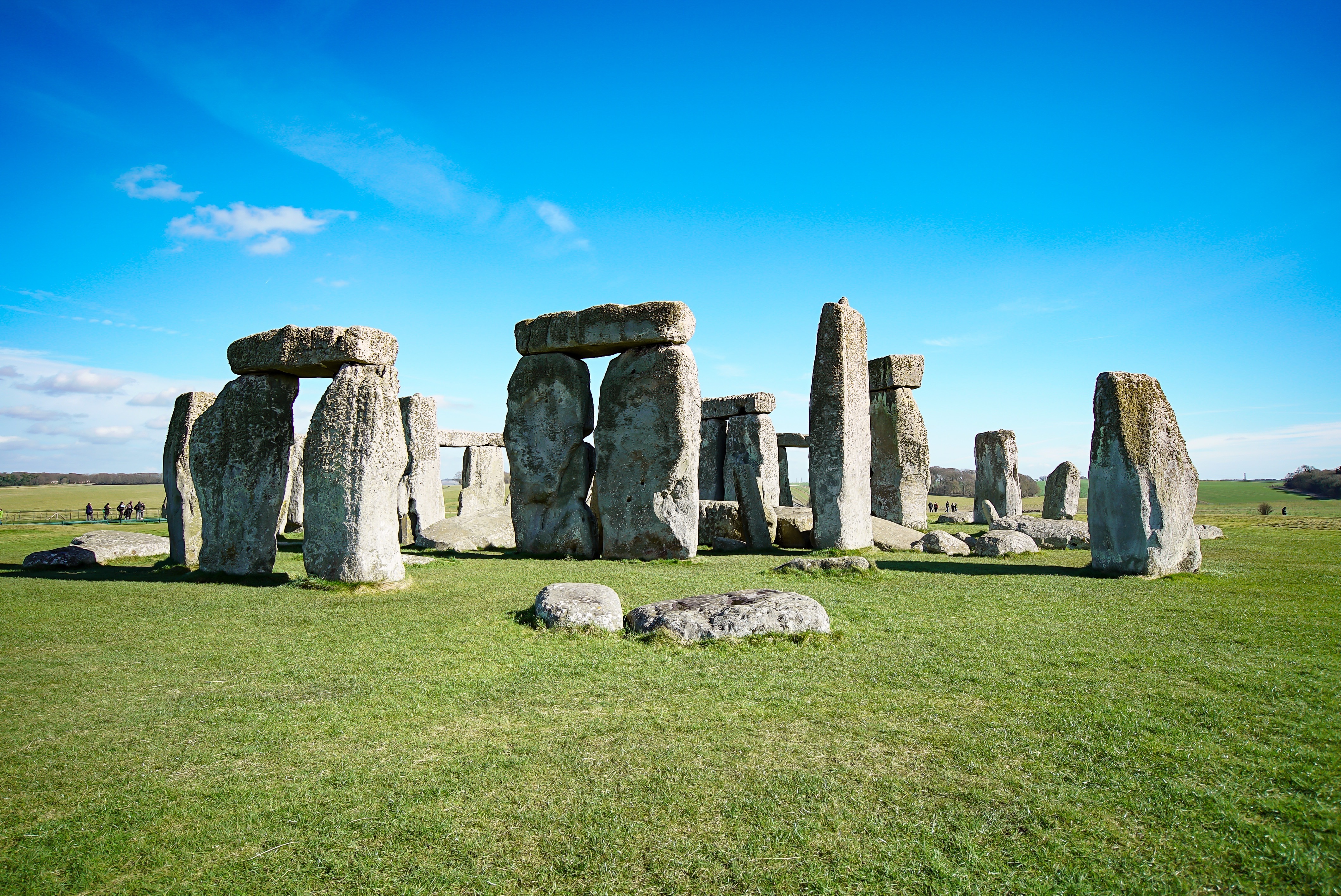 Stående stenblokke ved Stonehenge på Salisbury-sletten i England under en klar blå himmel