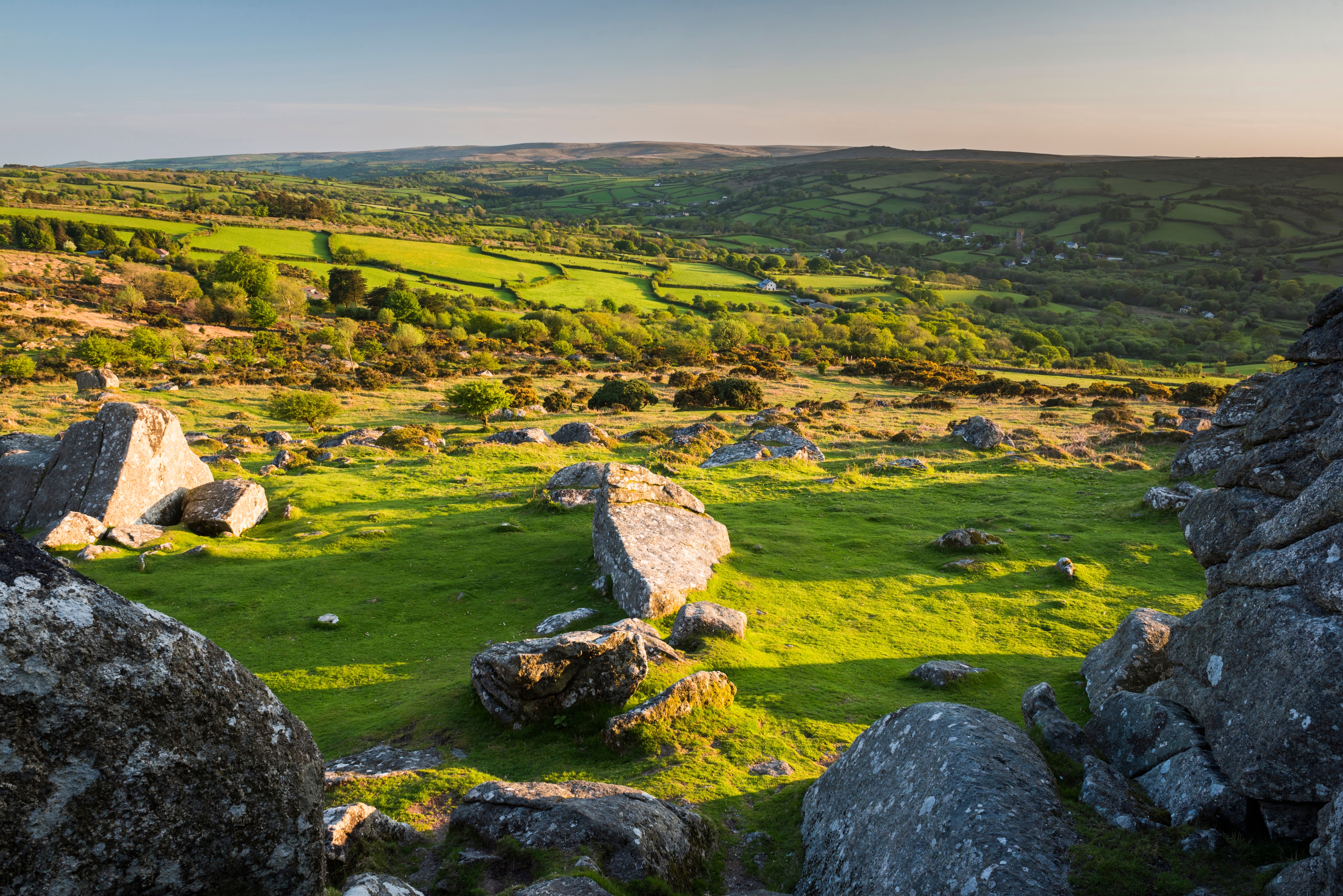 Fascinerende udsigt over Dartmoors vidtstrakte hede i Devon med karakteristiske klippeformationer og bølgende grønne bakker i det engelske landskab
