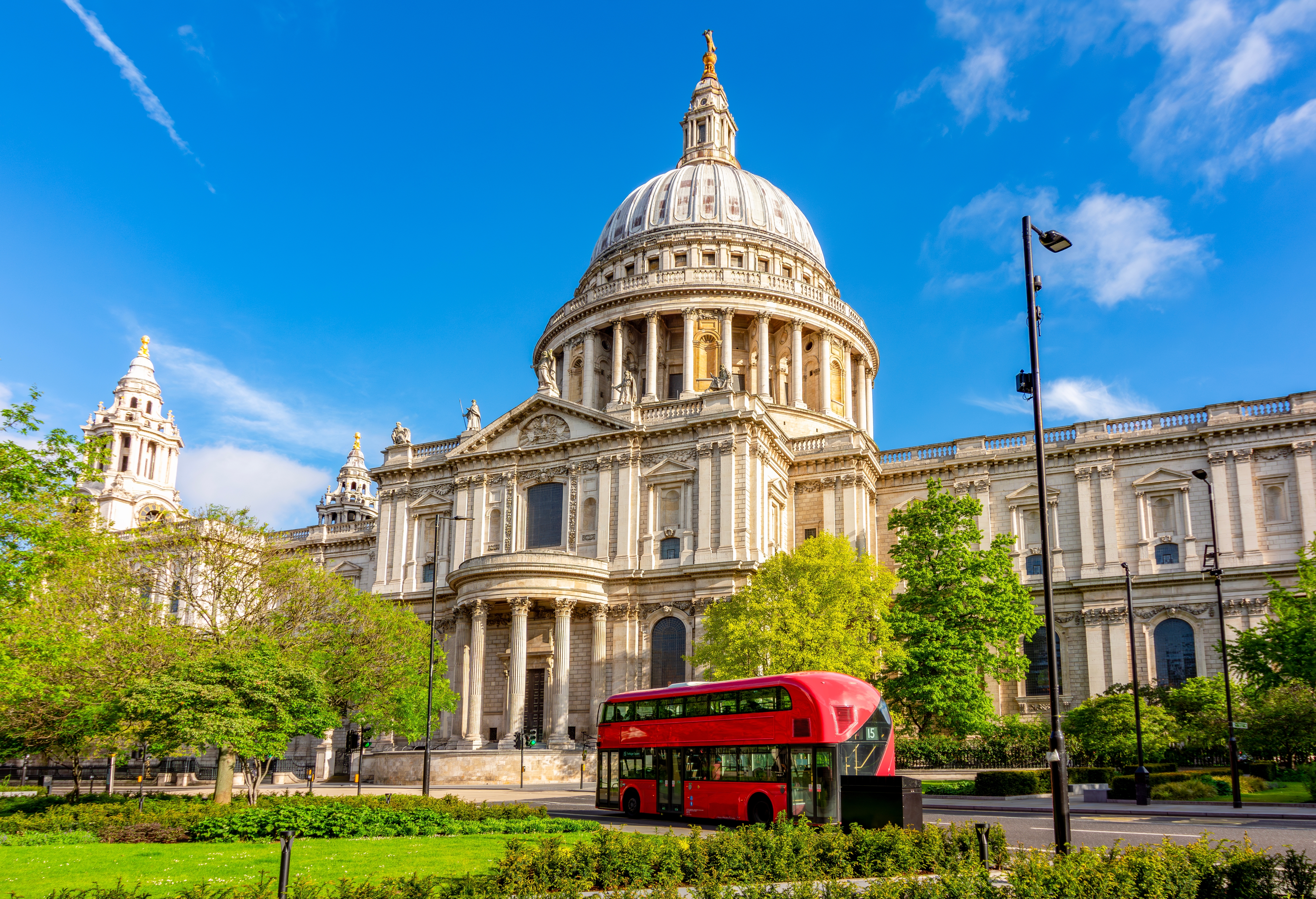 Berømte St. Pauls Katedral med ikonisk rød dobbeltdækkerbus i London, perfekt til storbyferie i England