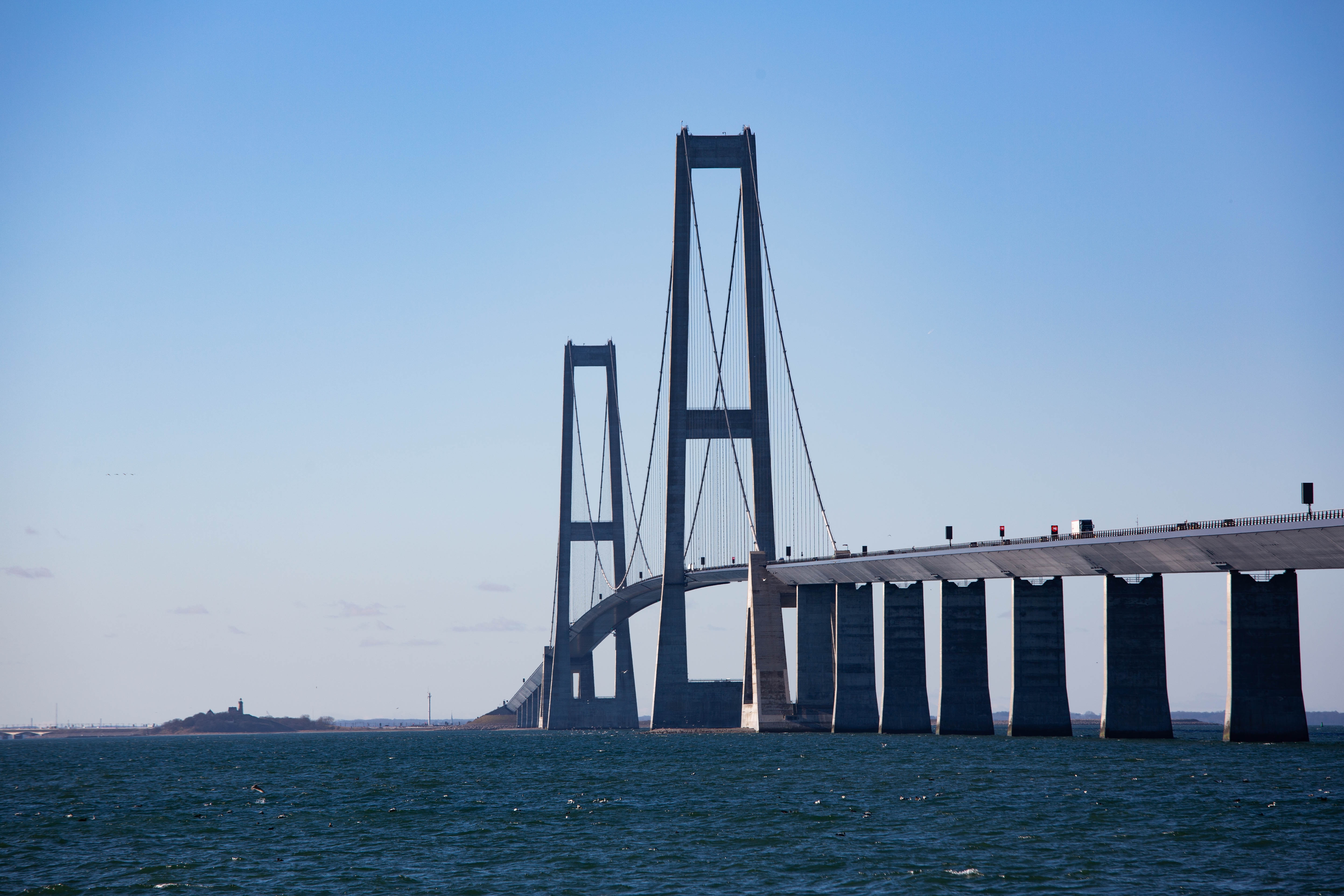 Udsigt til Storebæltsbroen med markante pyloner og vejbane over det åbne Storebælt i Danmark
