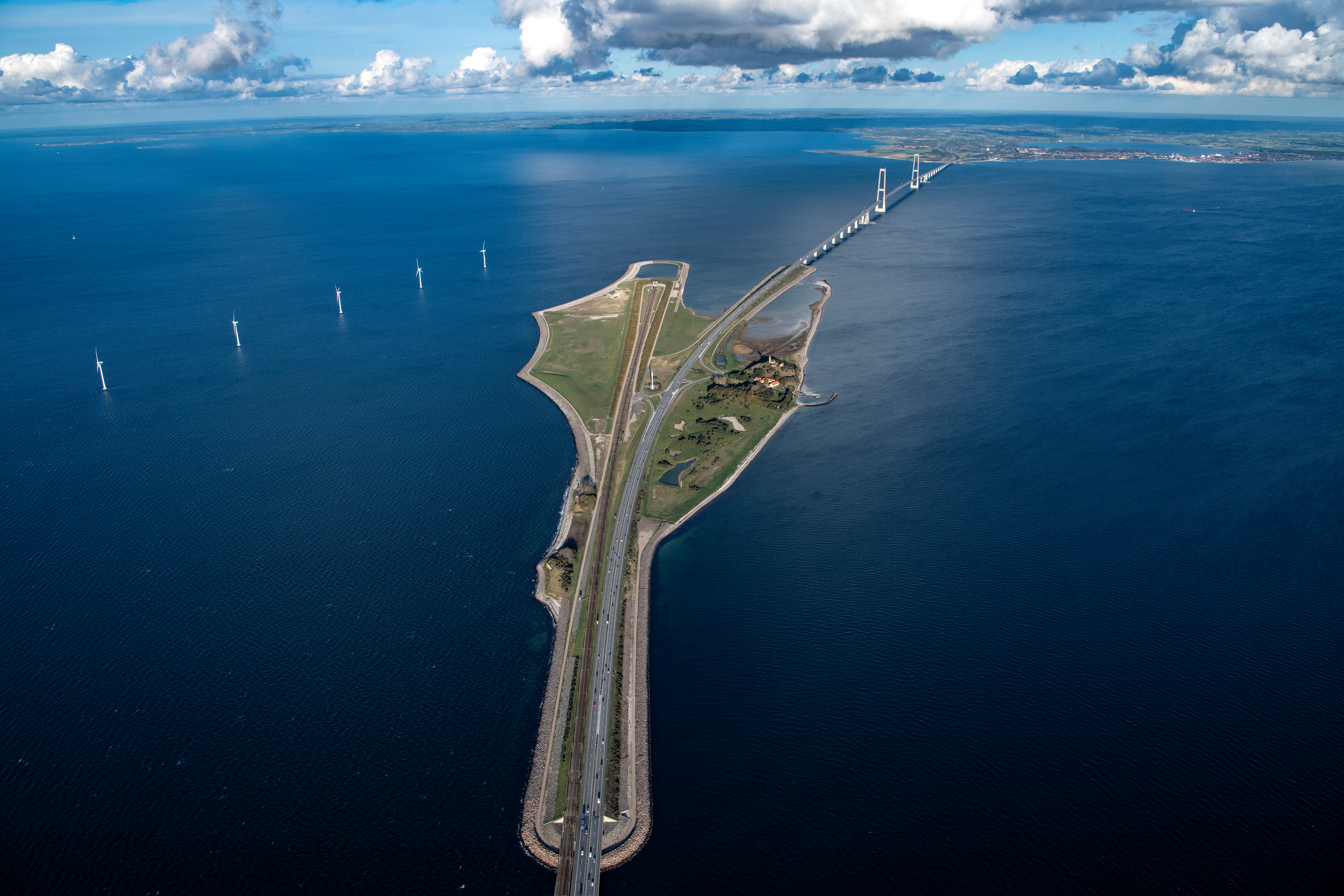 Luftfoto af Storebæltsbroen med Sprogø og havvindmøller, der viser den smukke danske kystlinje og det blå hav