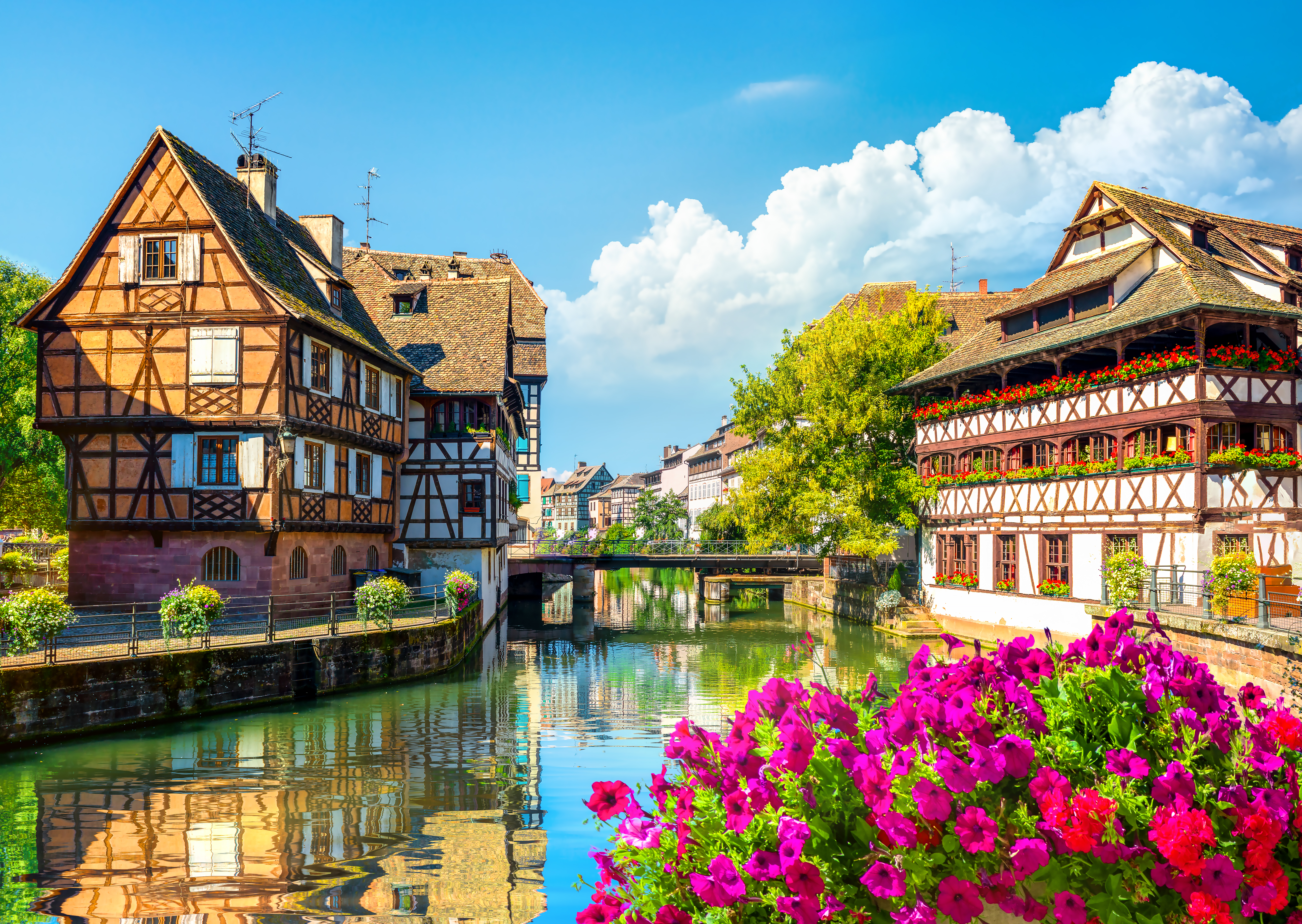 Romantisk udsigt over Petite France-distriktet i Strasbourg med smukke gamle huse ved bredden af floden