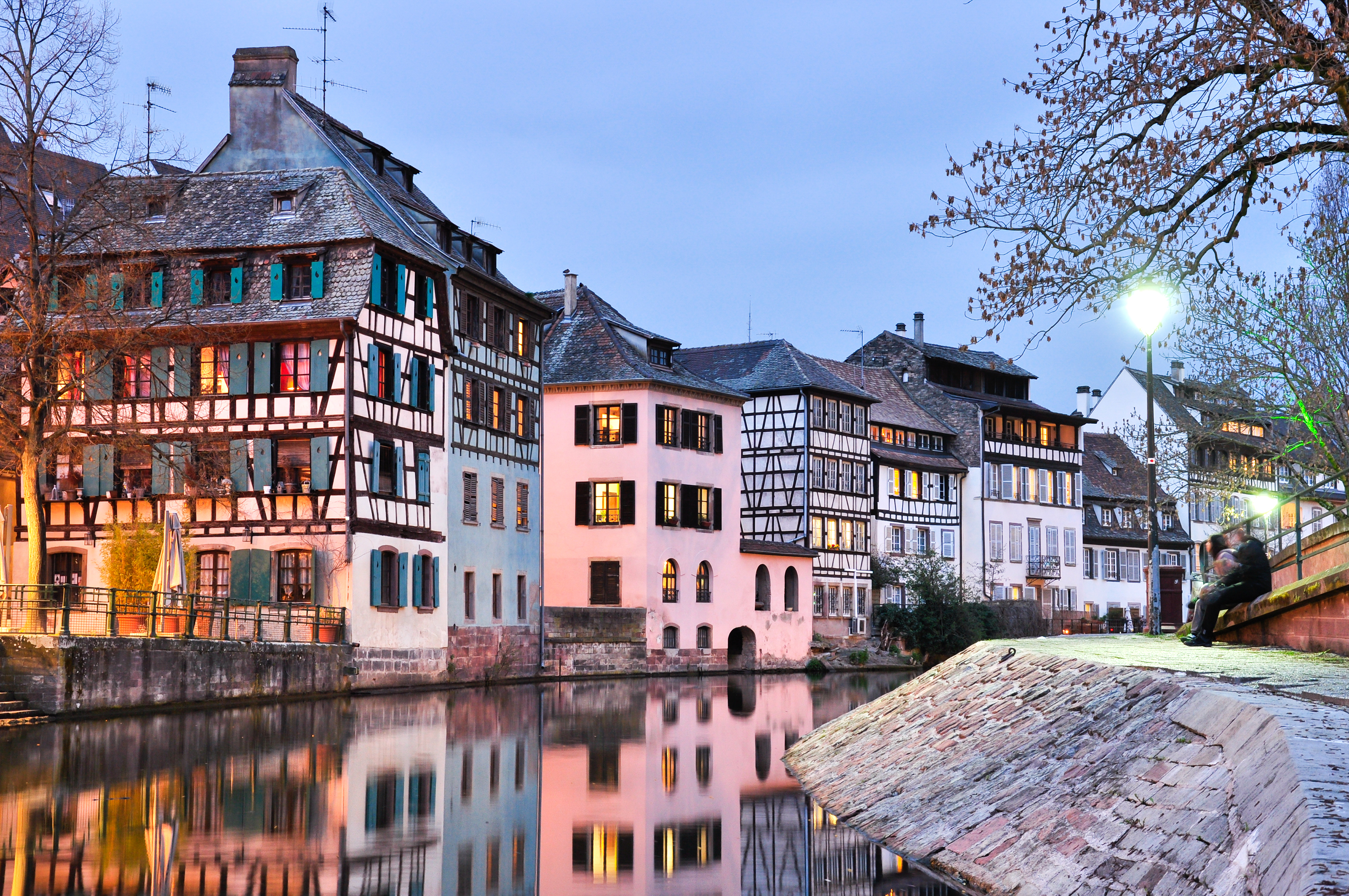 UNESCO verdensarv bindingsværkshuse i aftenbelysning ved kanalen i Strasbourg