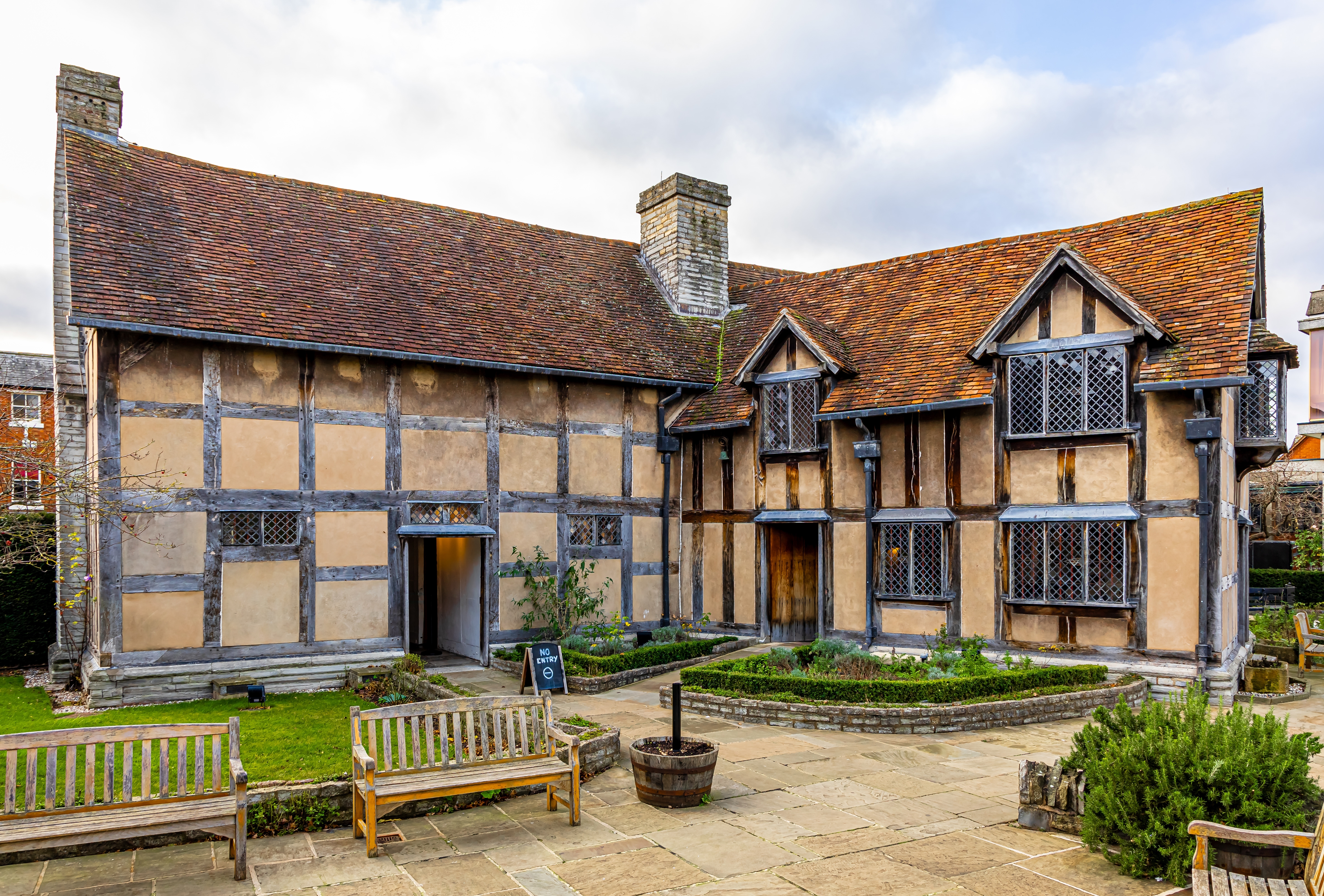 Oplev det autentiske Tudor-hjem hvor William Shakespeare kom til verden - et smukt bevaret bindingsværkshus i hjertet af Stratford-upon-Avon i Warwickshire