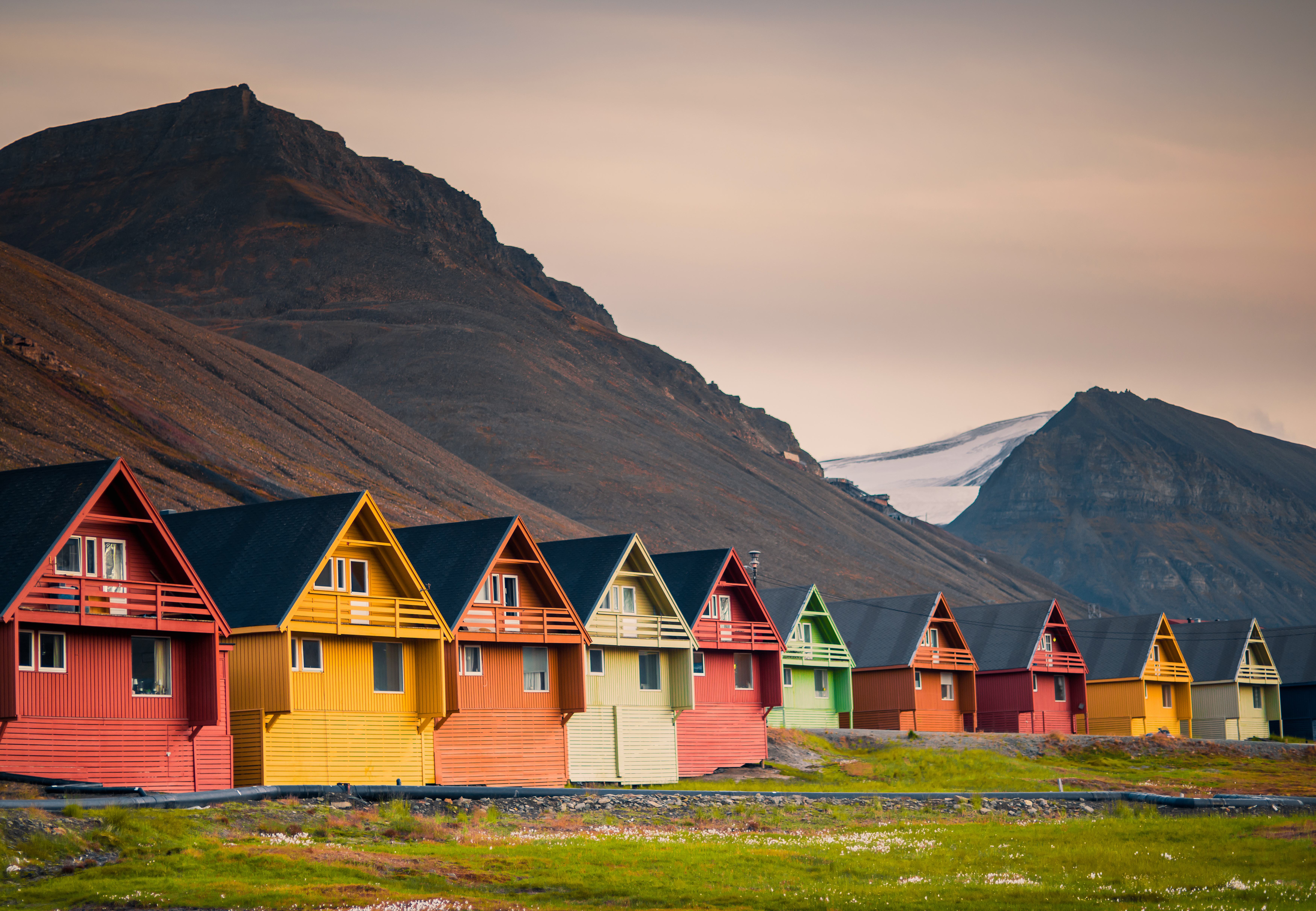 Svalbard Longyearbyen med farverige huse nær Nordpolen