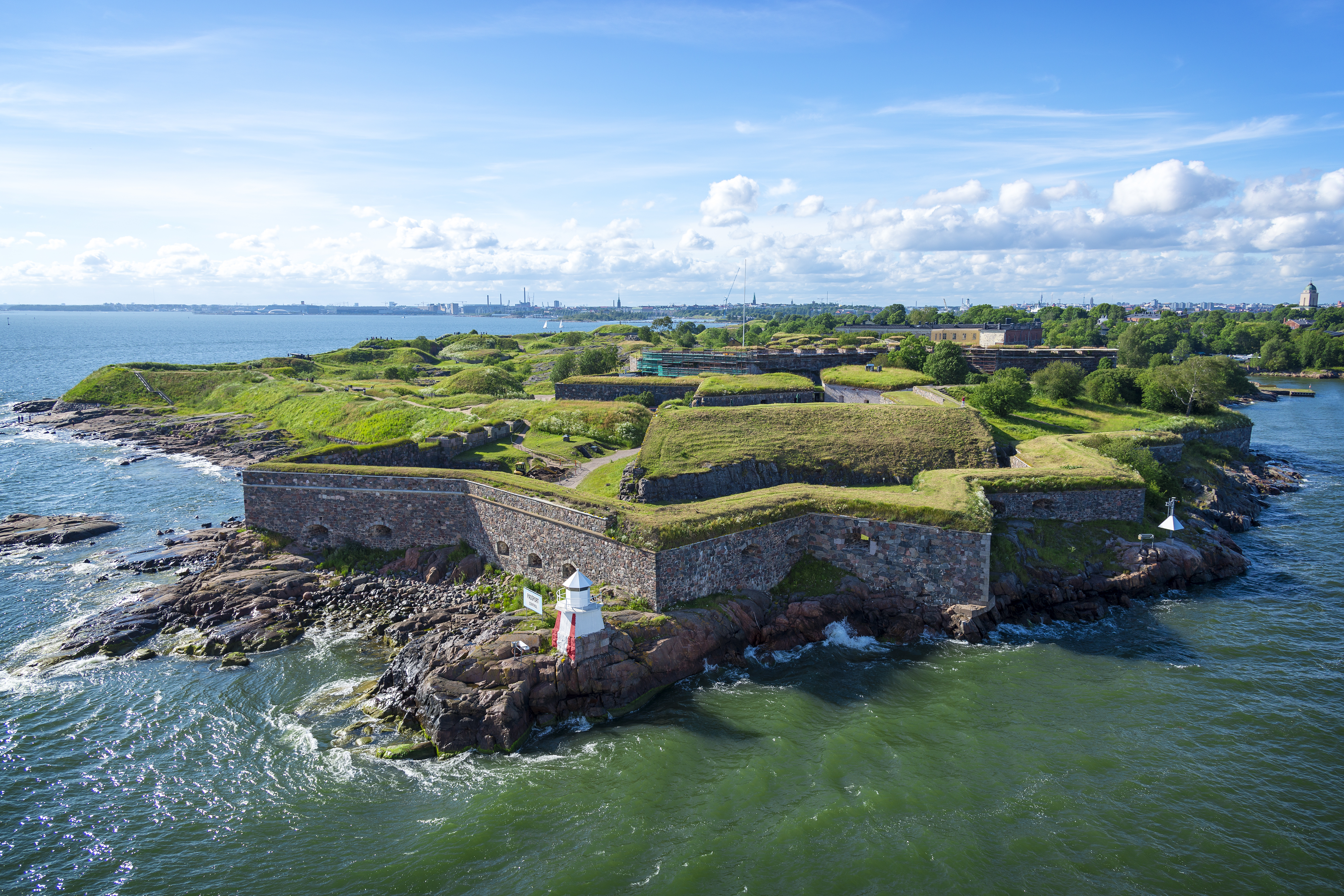 Sveaborg historiske søfæstning med fyrtårn og stenmure på ø ved Helsinki