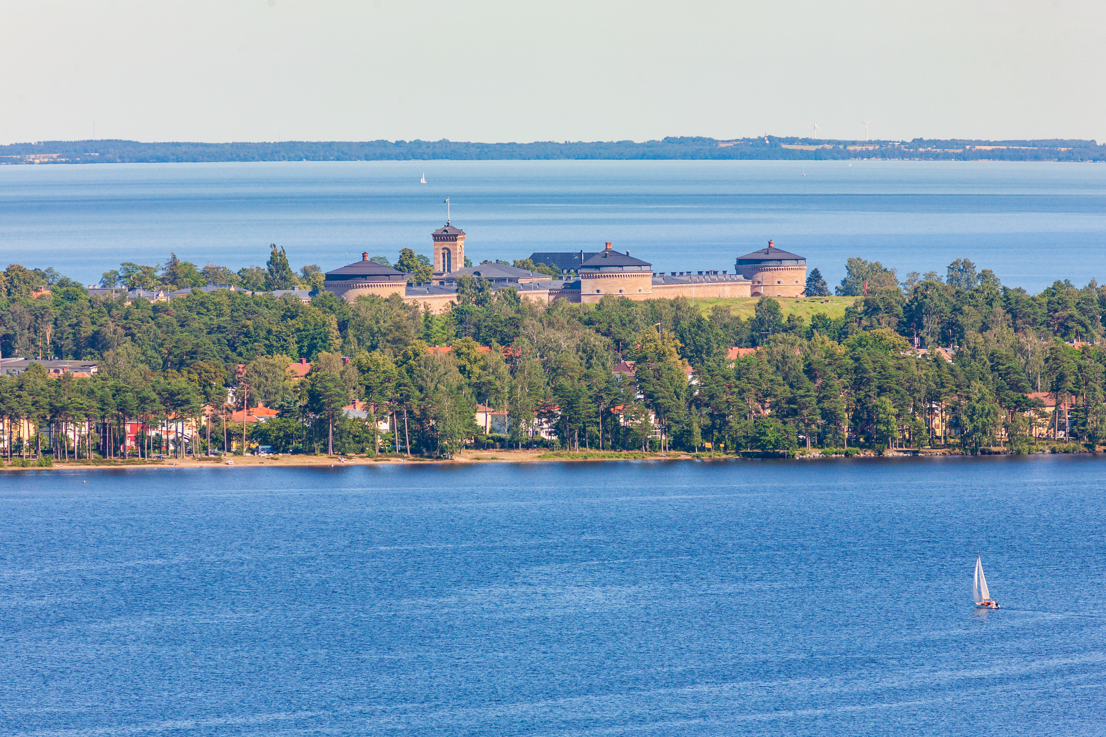 Smuk udsigt over Karlsborg fæstning ved Vättern med sejlbåd i svensk sommer