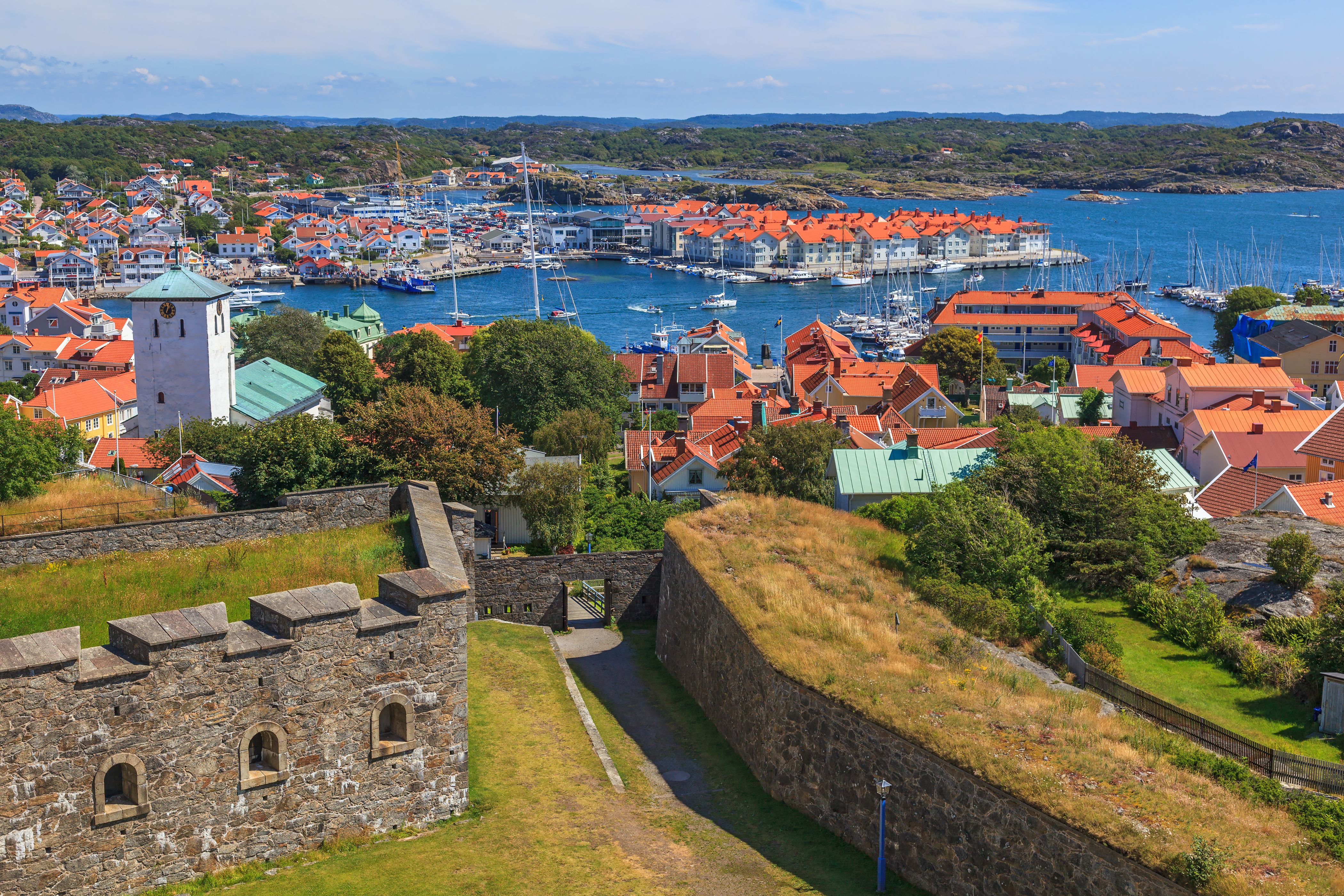 Det svenske skærgård med Marstrand historiske fæstning, røde hustage og naturskøn havnefront