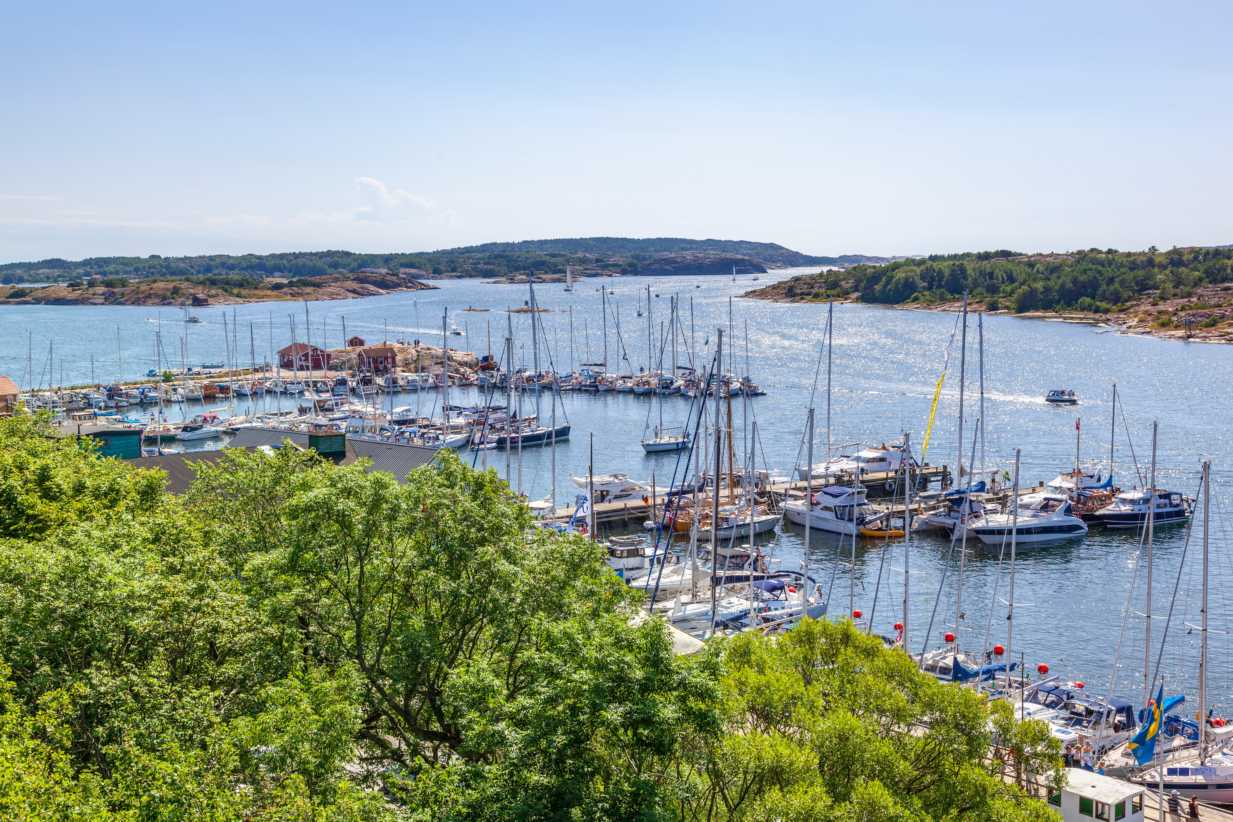 Idyllisk marina på Sveriges vestkyst med lystbåde og sejlbåde i skærgården