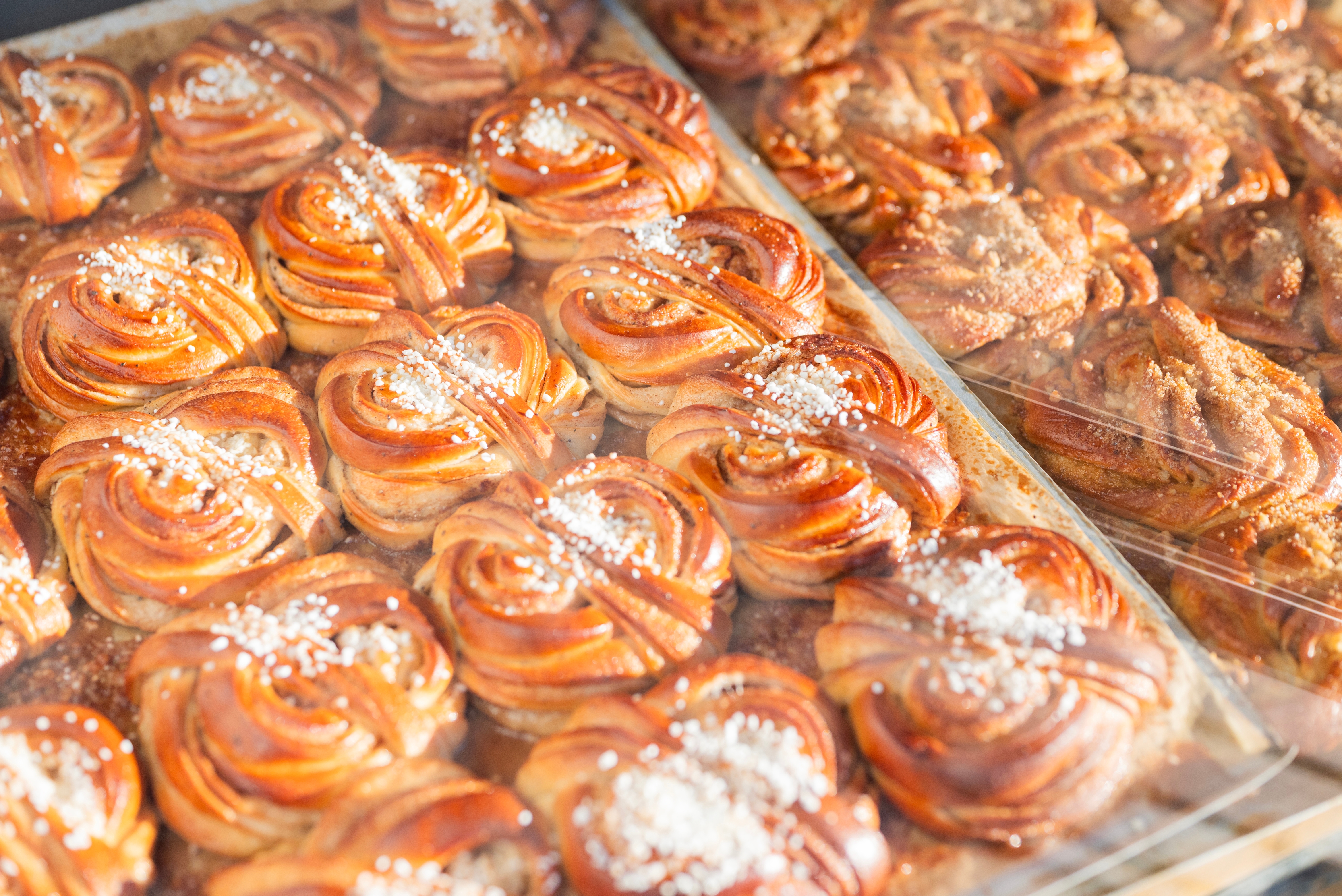 Traditionelle svenske kanelbullar med perlesukker fra et autentisk bageri i Stockholm