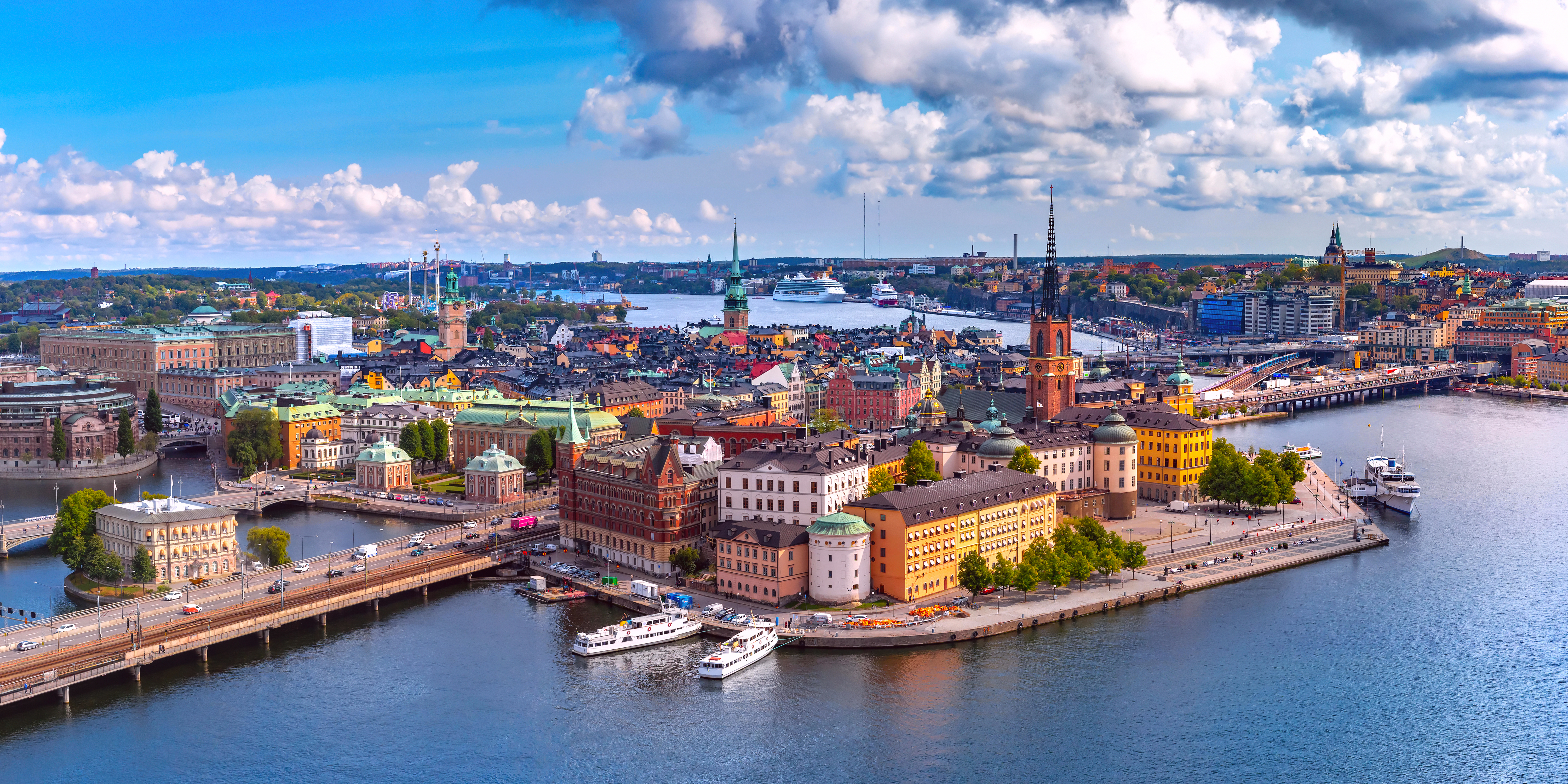 Stockholms smukke bymidte med historiske bygninger og vandveje set fra oven