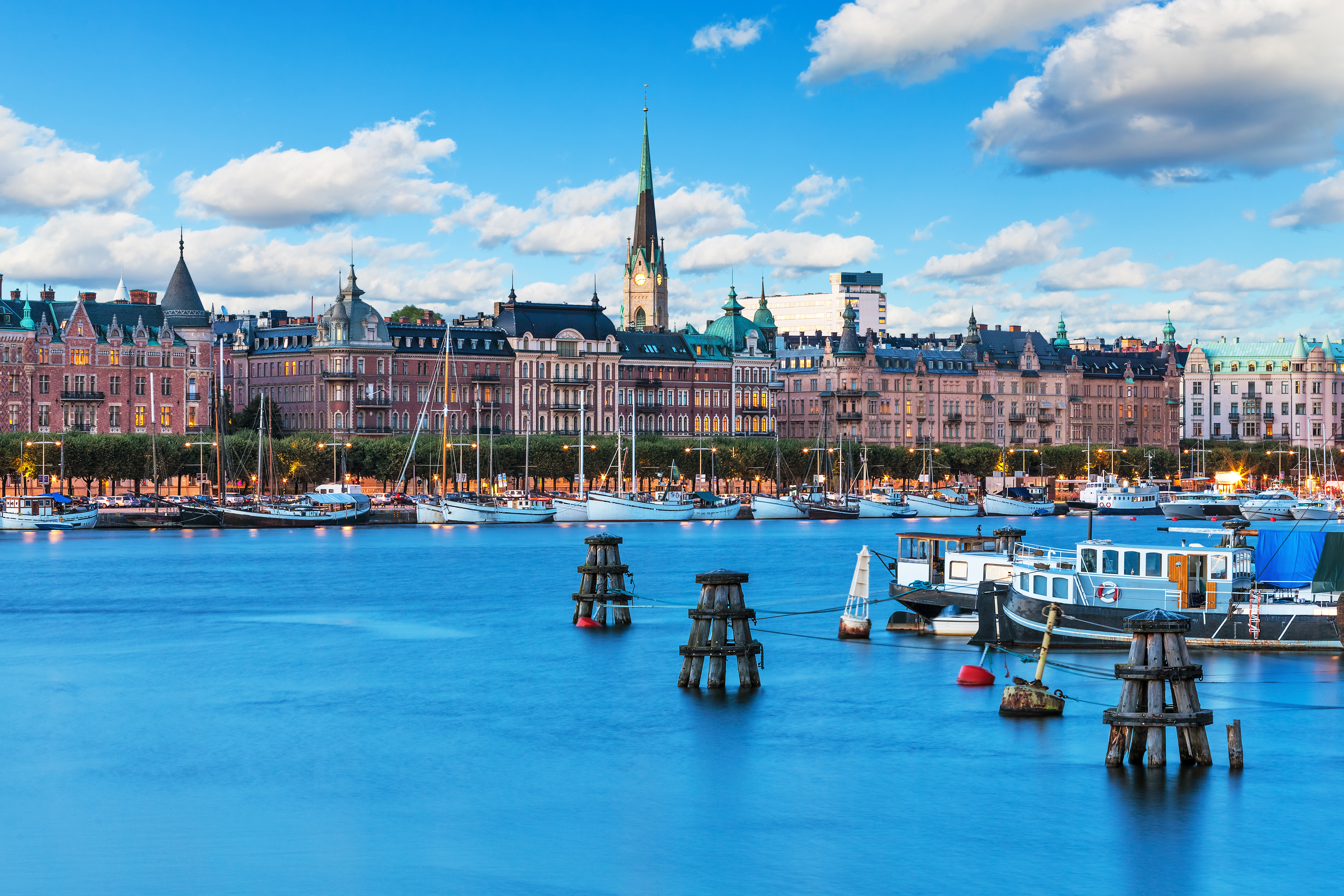 Panoramaudsigt over Stockholms historiske centrum med havn og traditionelle svenske bygninger