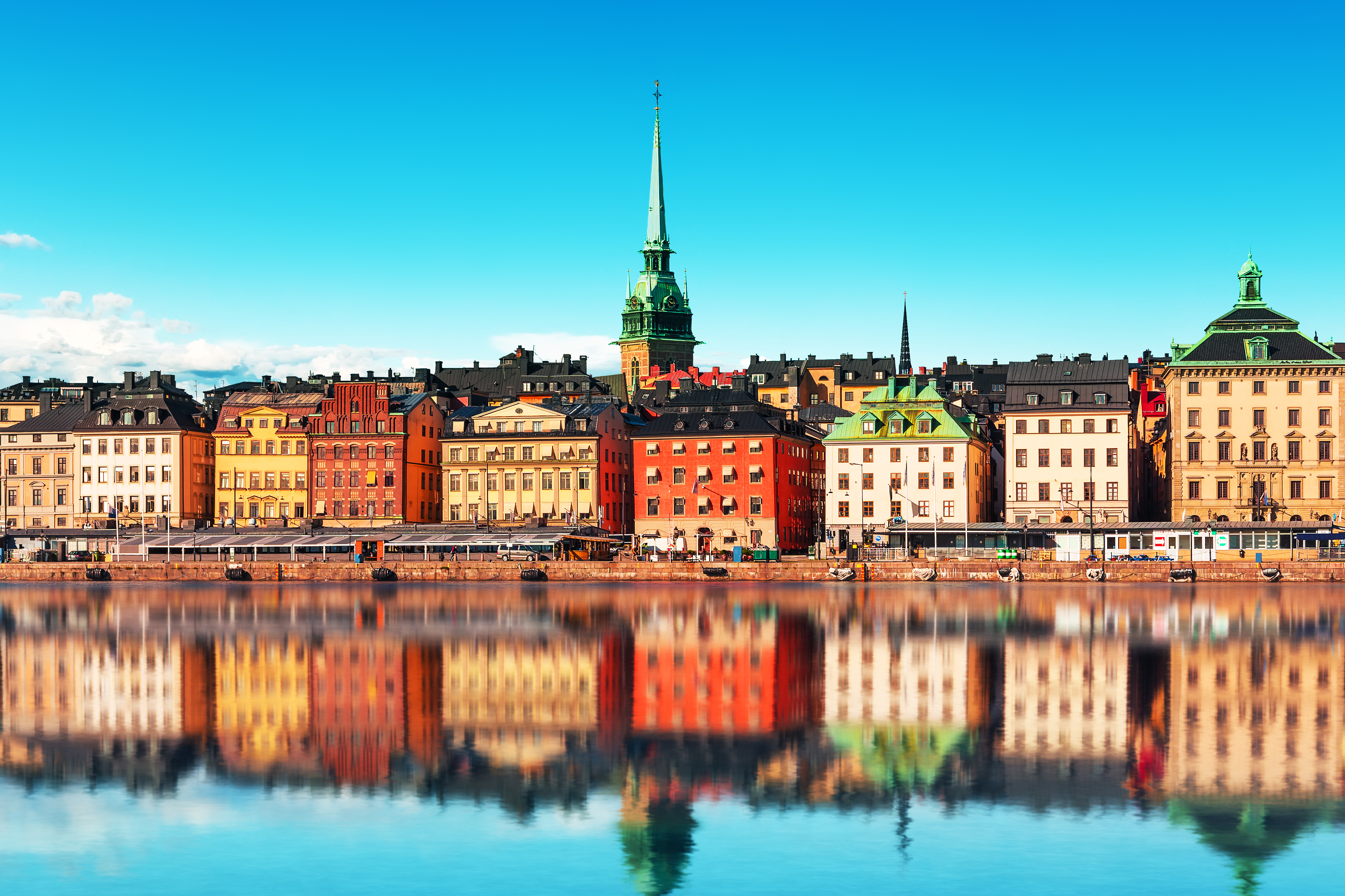 Stockholms smukke vandfront med historiske farverige bygninger og perfekt spejling