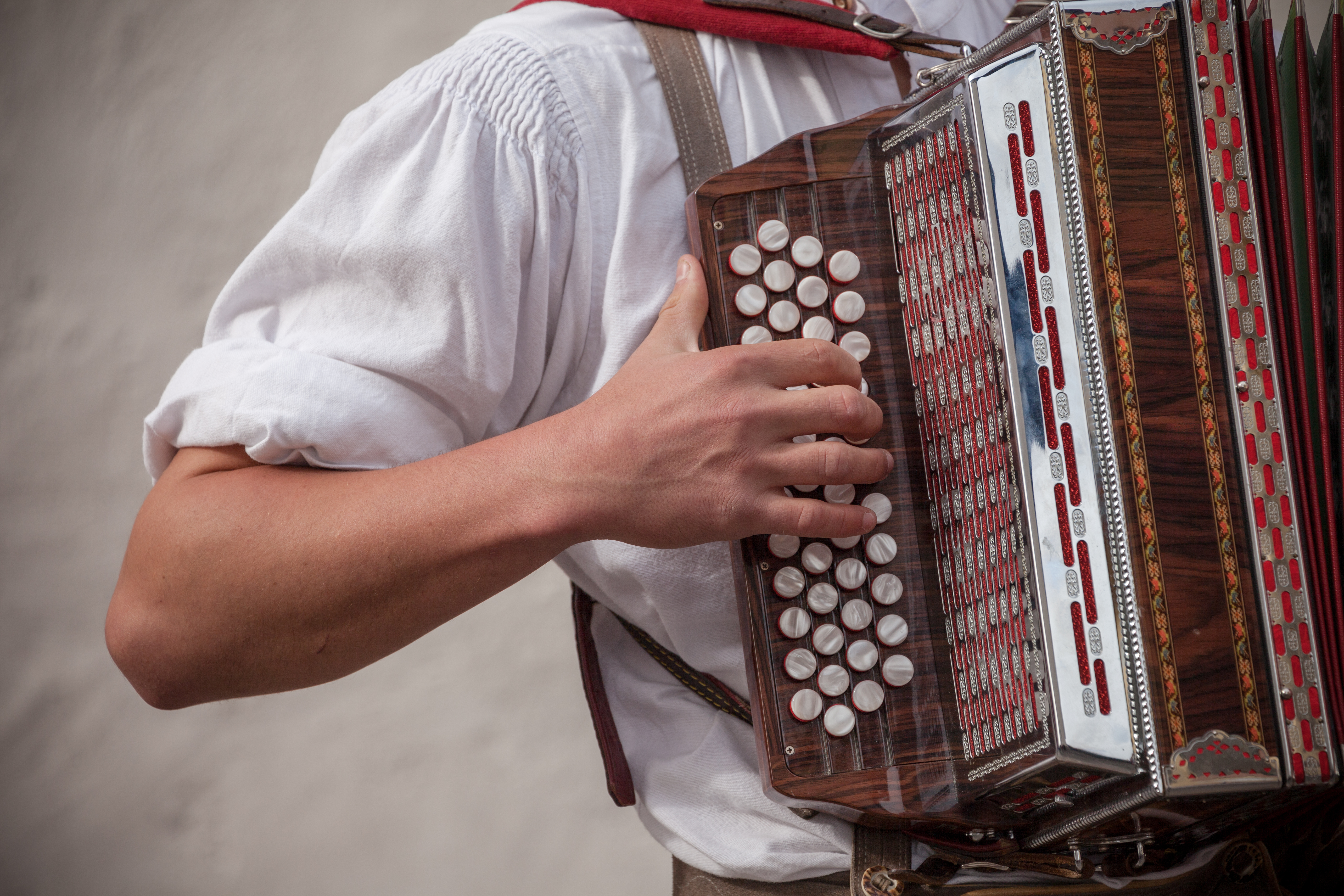 Syd-tyrolsk folkemusik med accordion i bjerglandsbyen