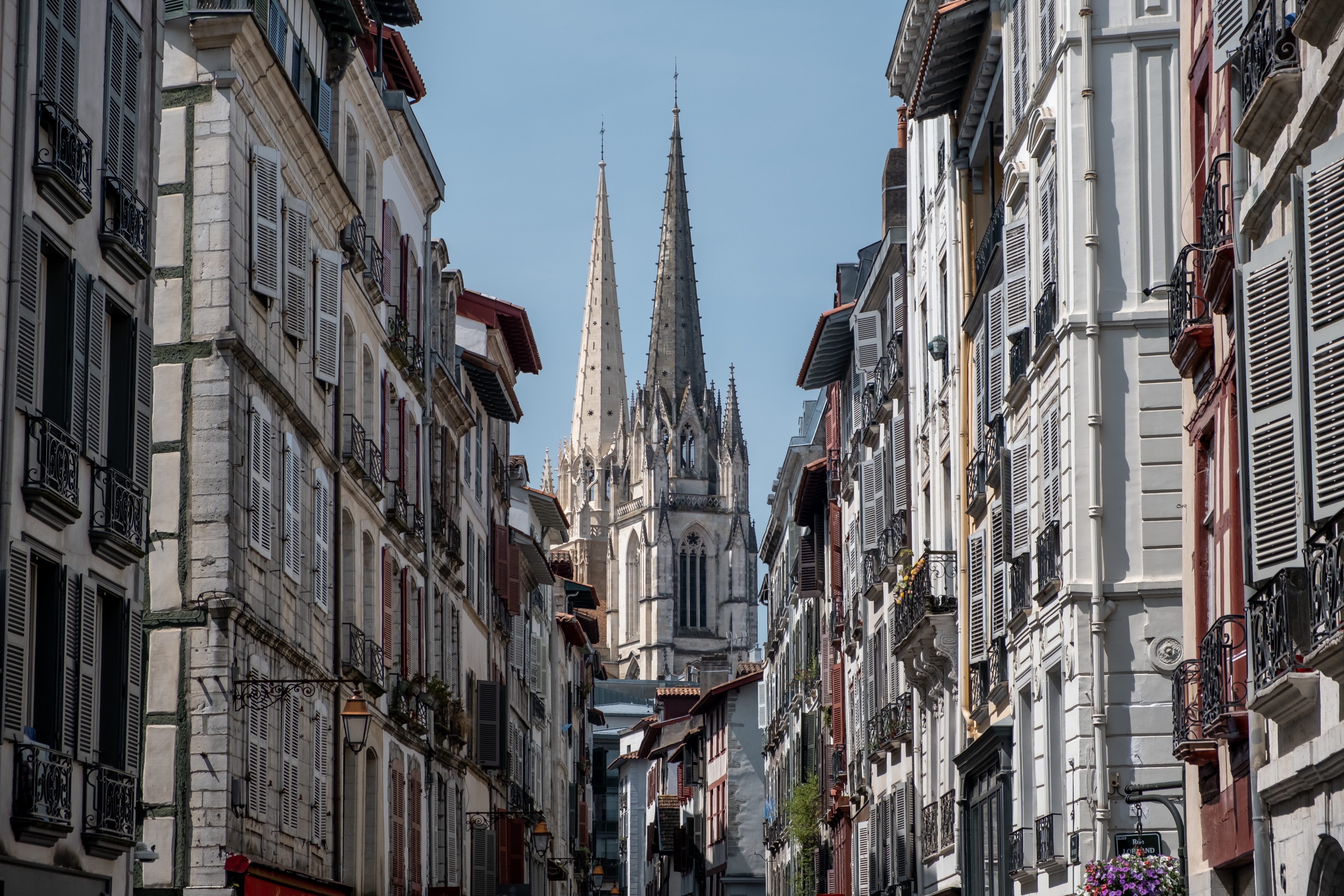 Gotisk katedral i Bayonne set fra historisk gade i Sydfrankrig