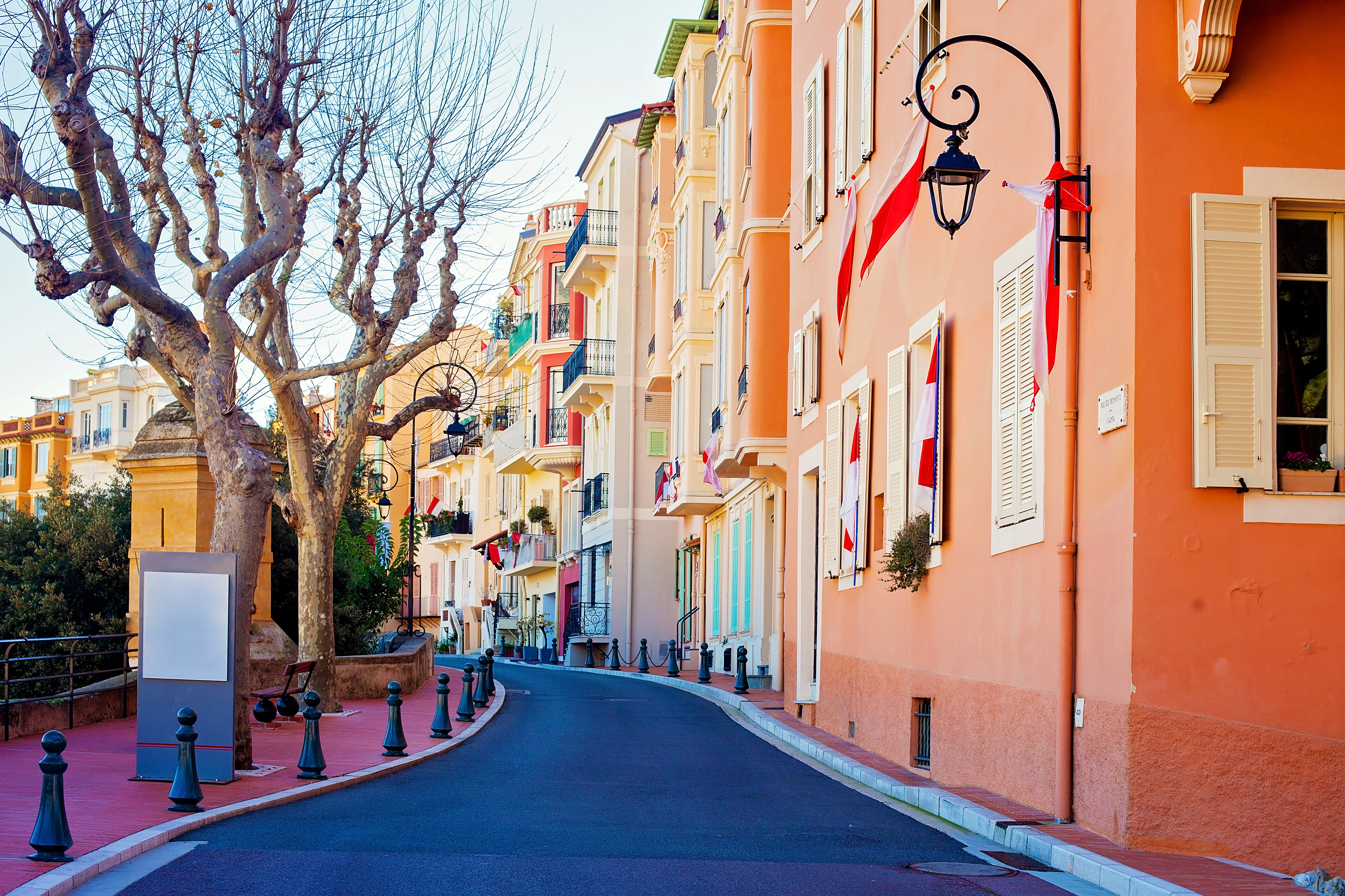 Pittoresk gade med orange og rosa huse i Monaco, Sydfrankrig