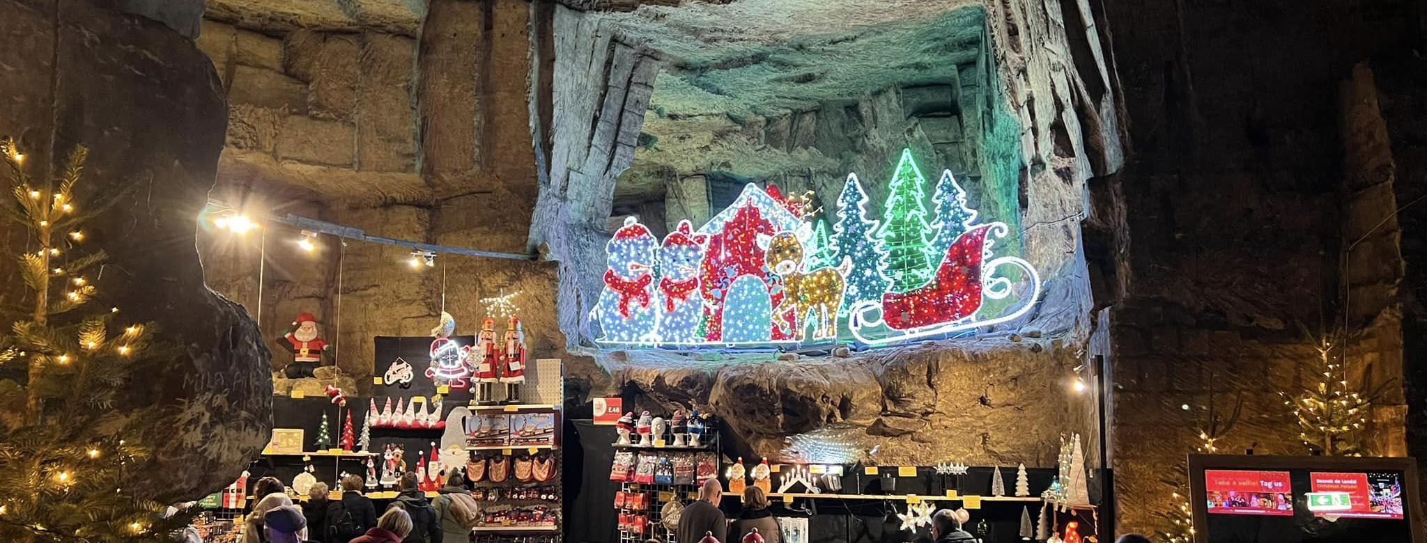 En grotte oplyst af juledekorationer
