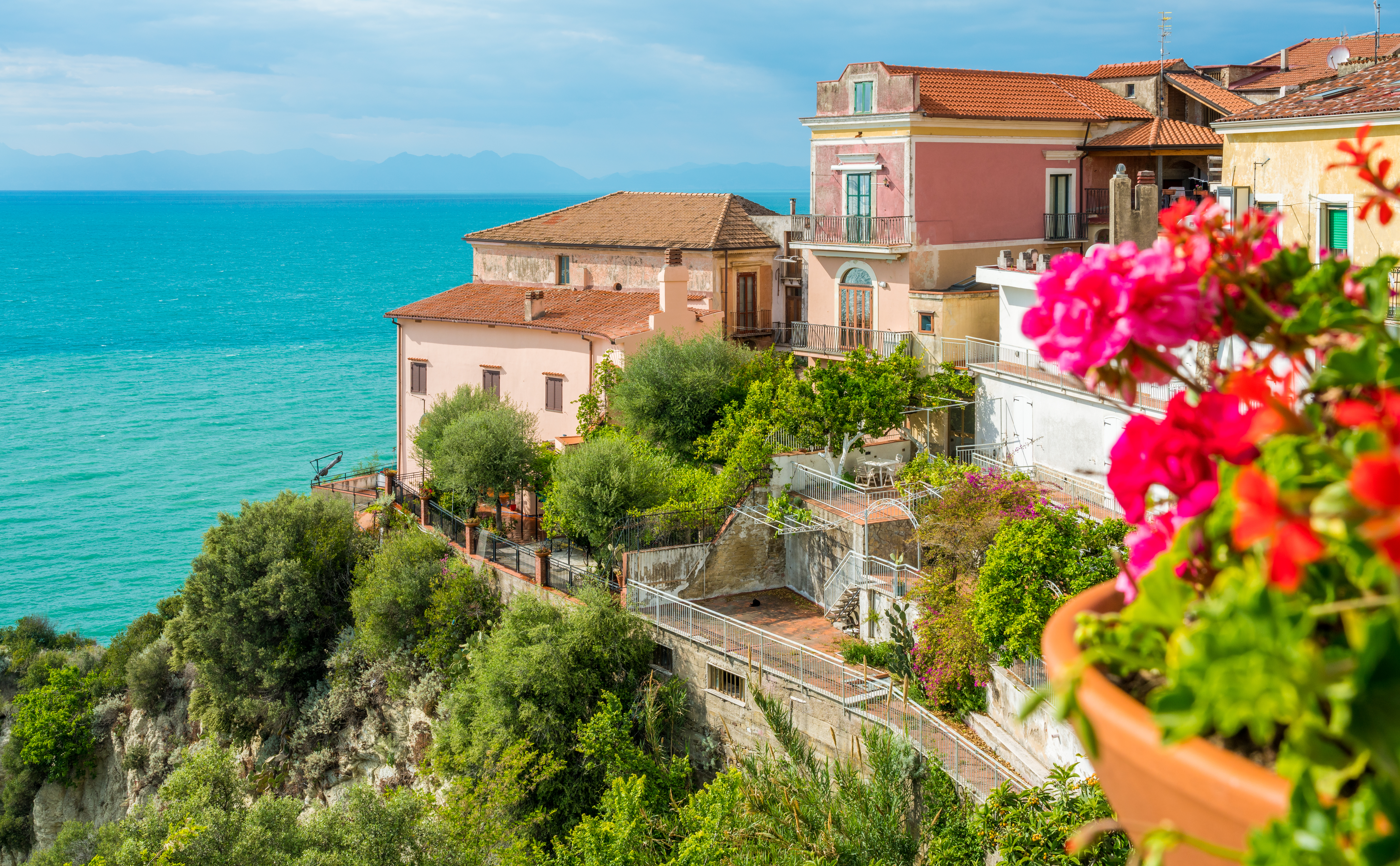 Fascinerende udsigt over den pittoreske by Agropoli med dens traditionelle arkitektur og den blå Middelhavskyst, beliggende i den naturskønne Cilento-region i Campania, Syditalien