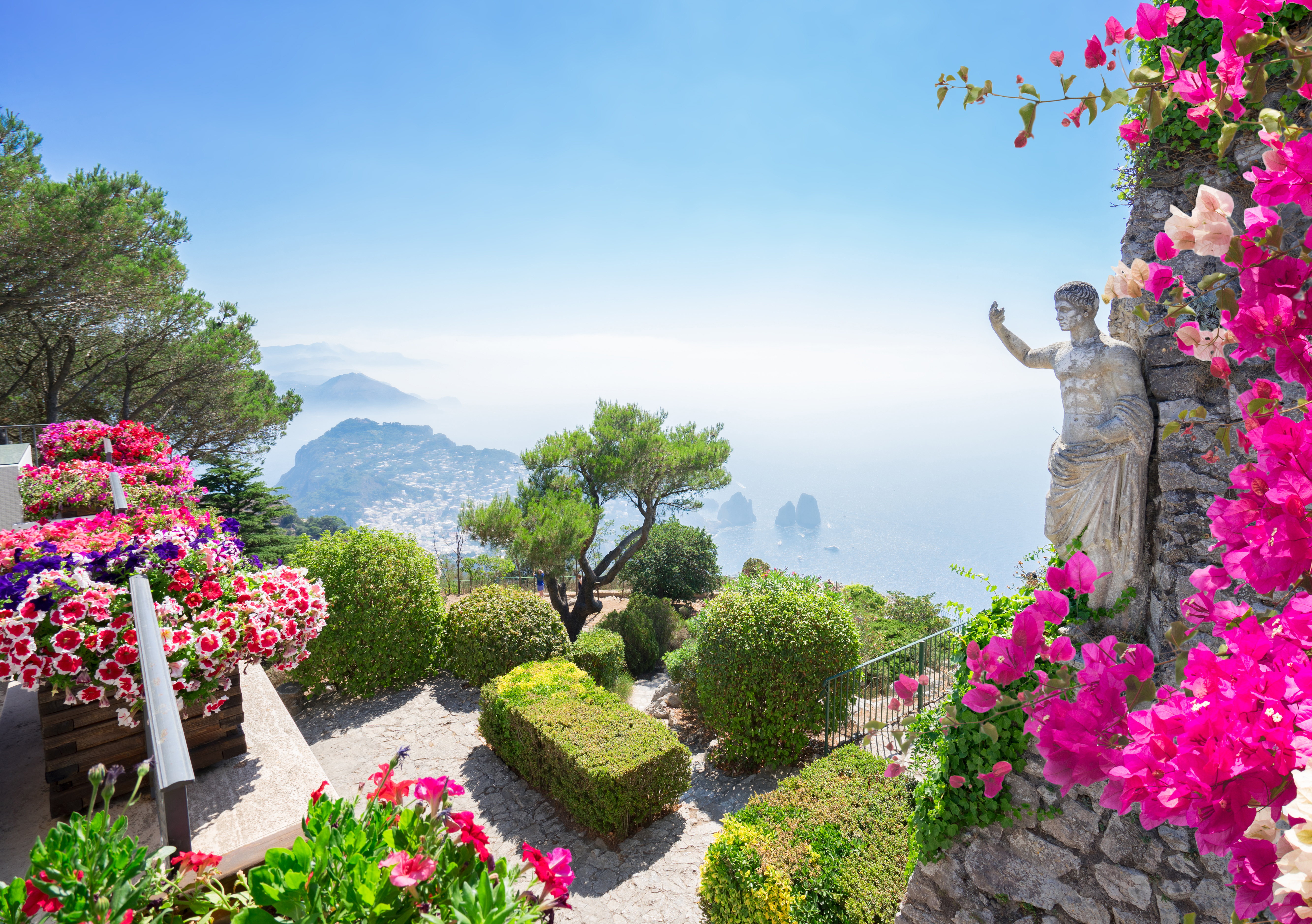 Eksotisk have på Capri med marmor statue og spektakulær udsigt over det azurblå Middelhav