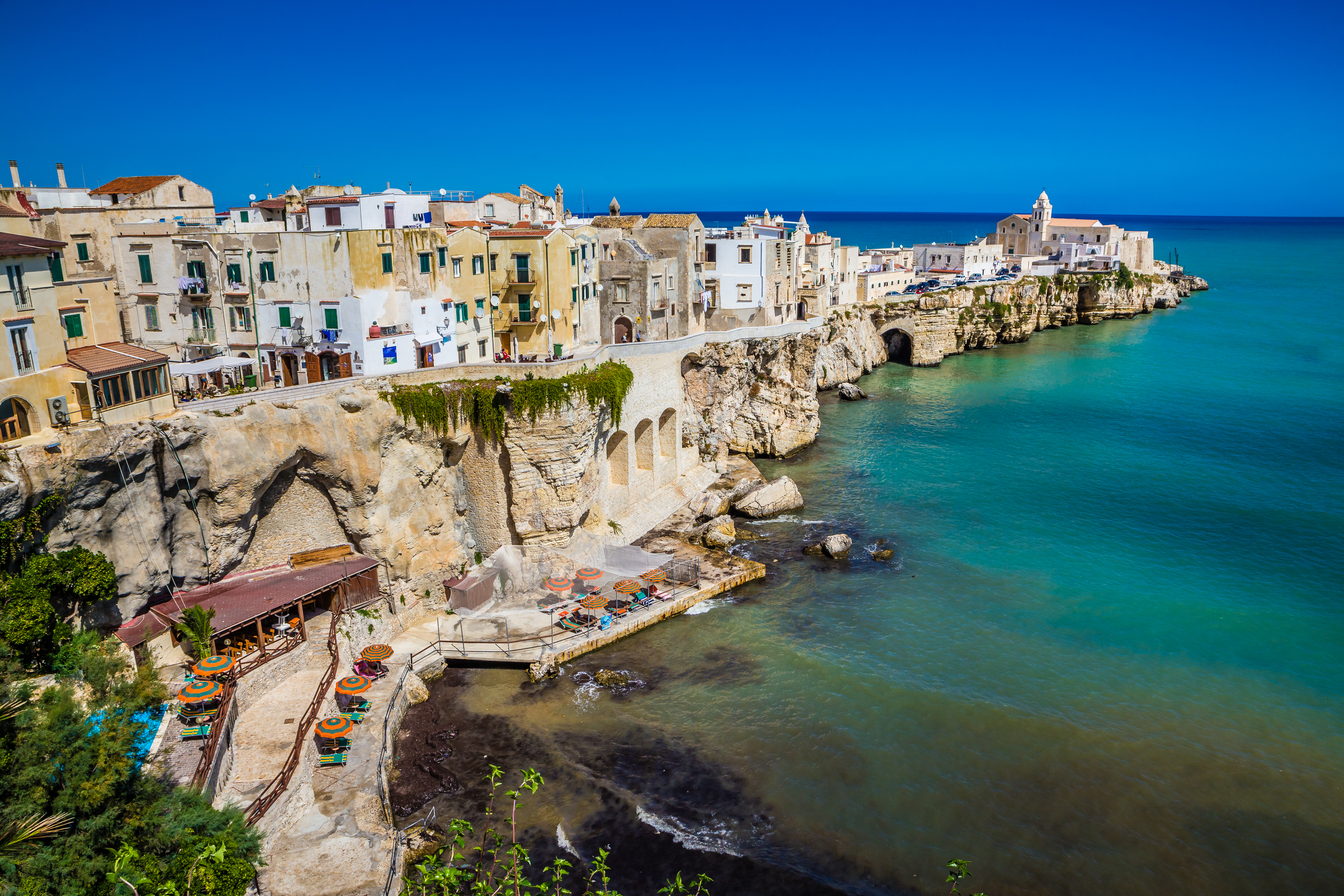 Spektakulaer udsigt over Vieste by med azurblaat hav og middelalderlig arkitektur i Syditalien