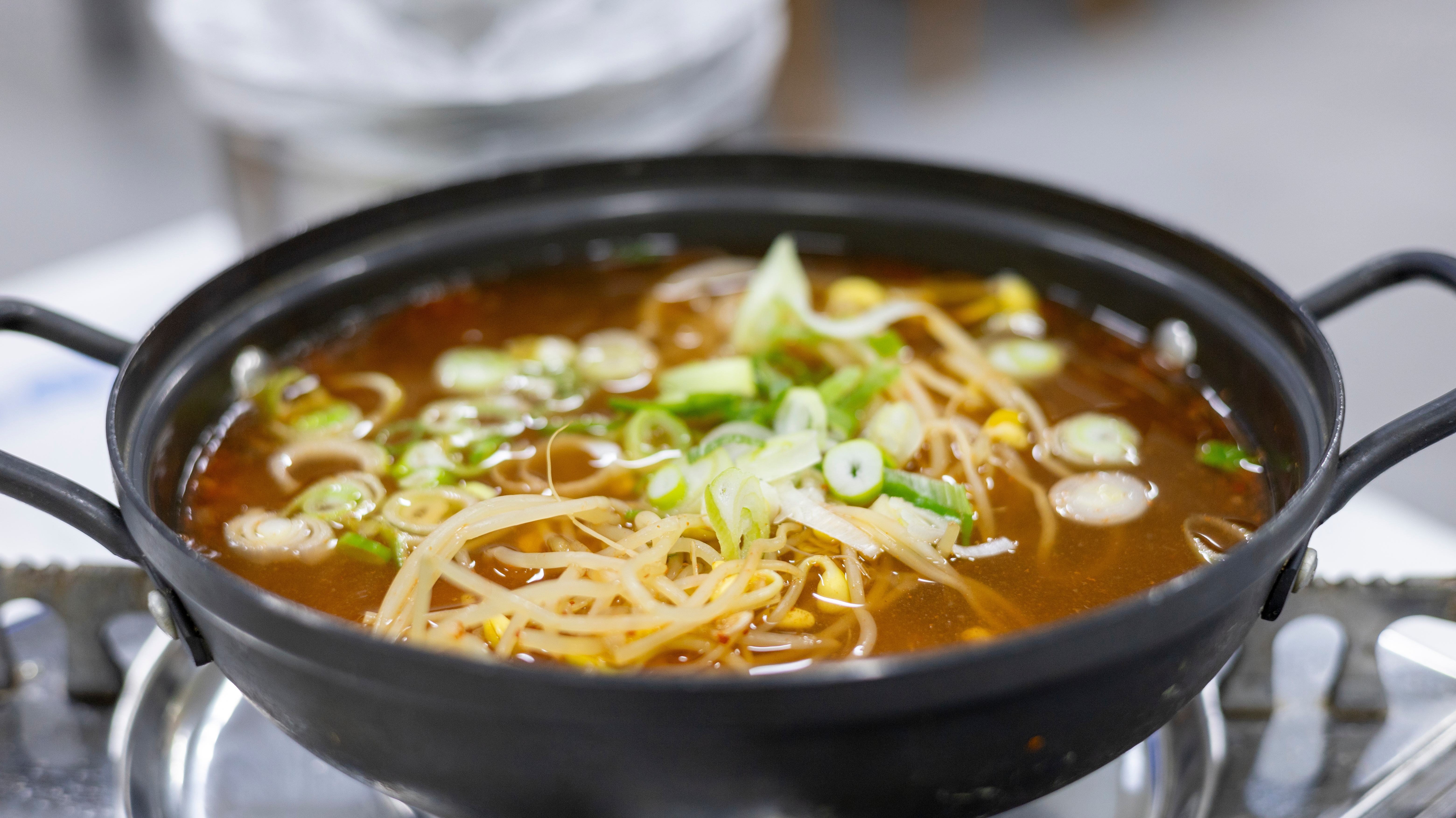 Autentisk koreansk grøntsagssuppe med bønnespirer, typisk morgenmad eller frokostret fra Sydkorea